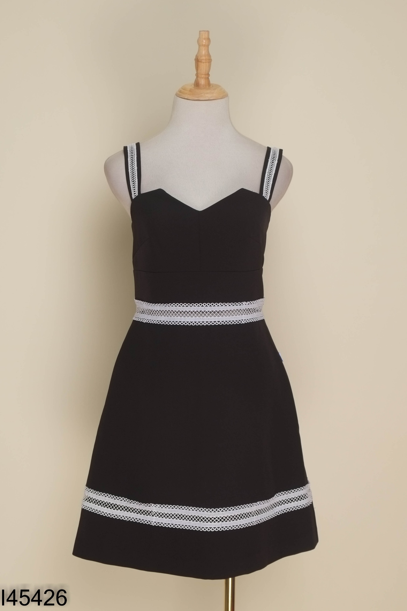 Váy đen D.CHIC viền ren trắng