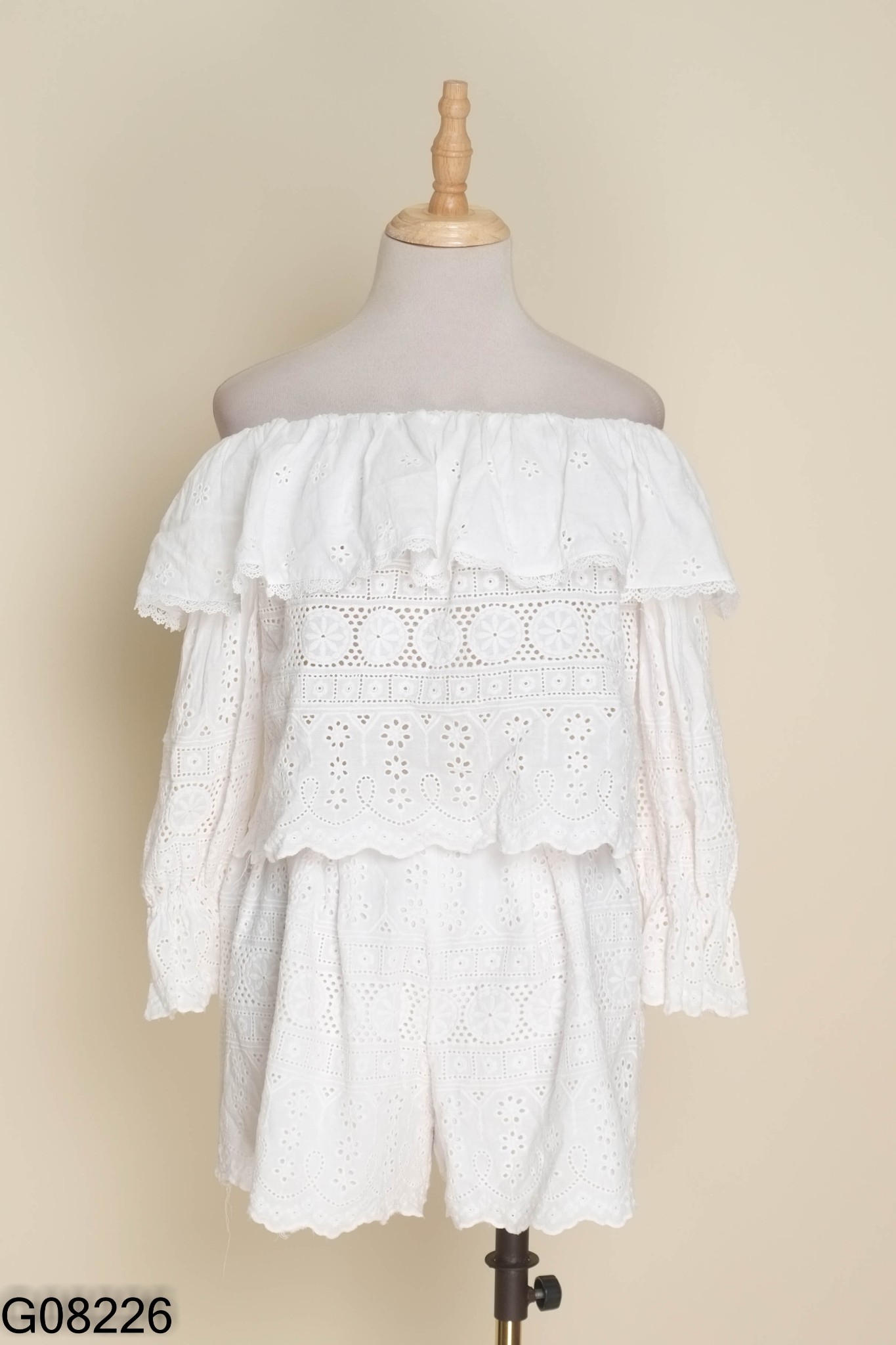 Set VIET HOANG BICH trắng áo trễ vai + quần shorts