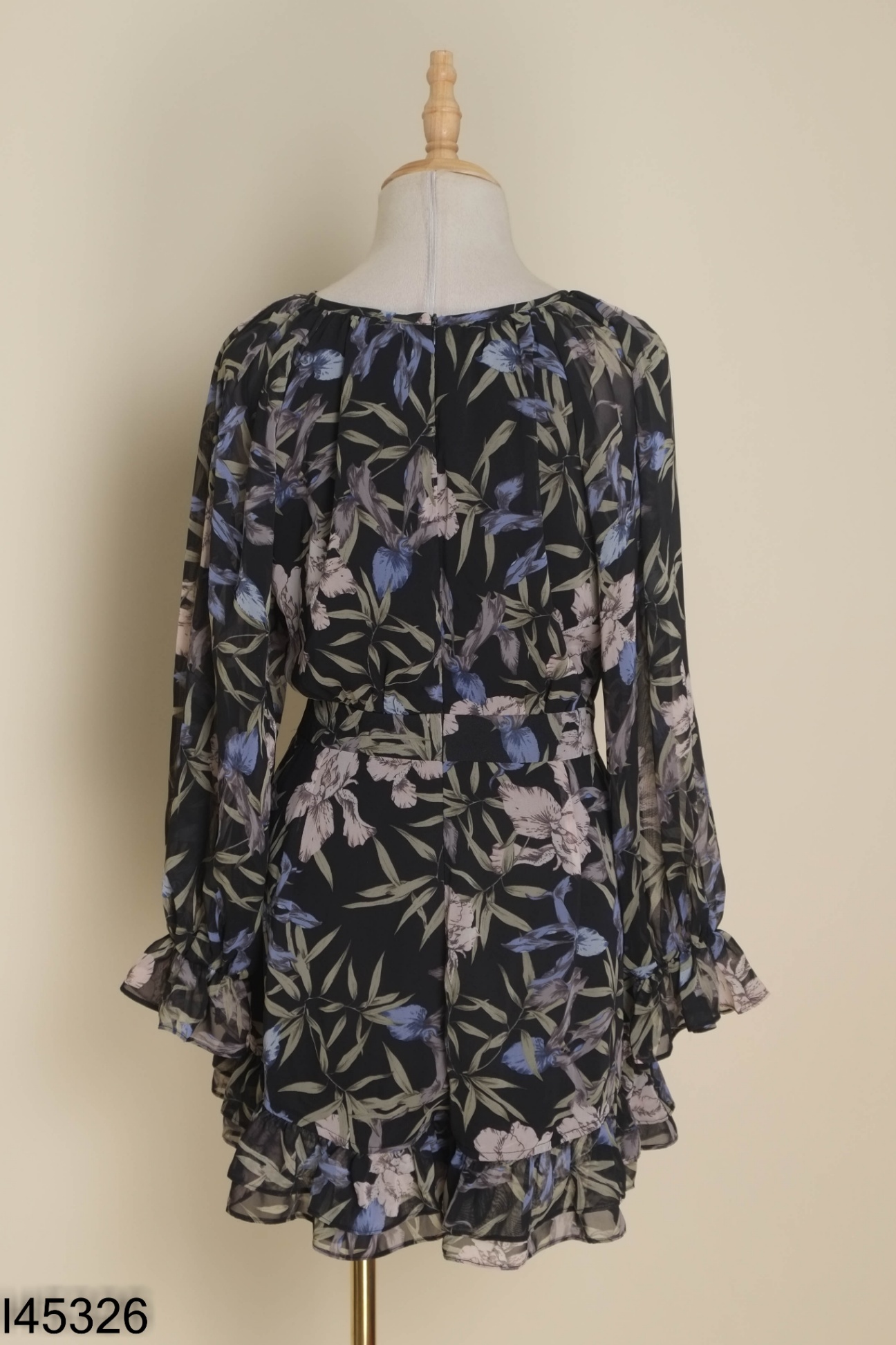 Jumpsuits đen hoa viền bèo