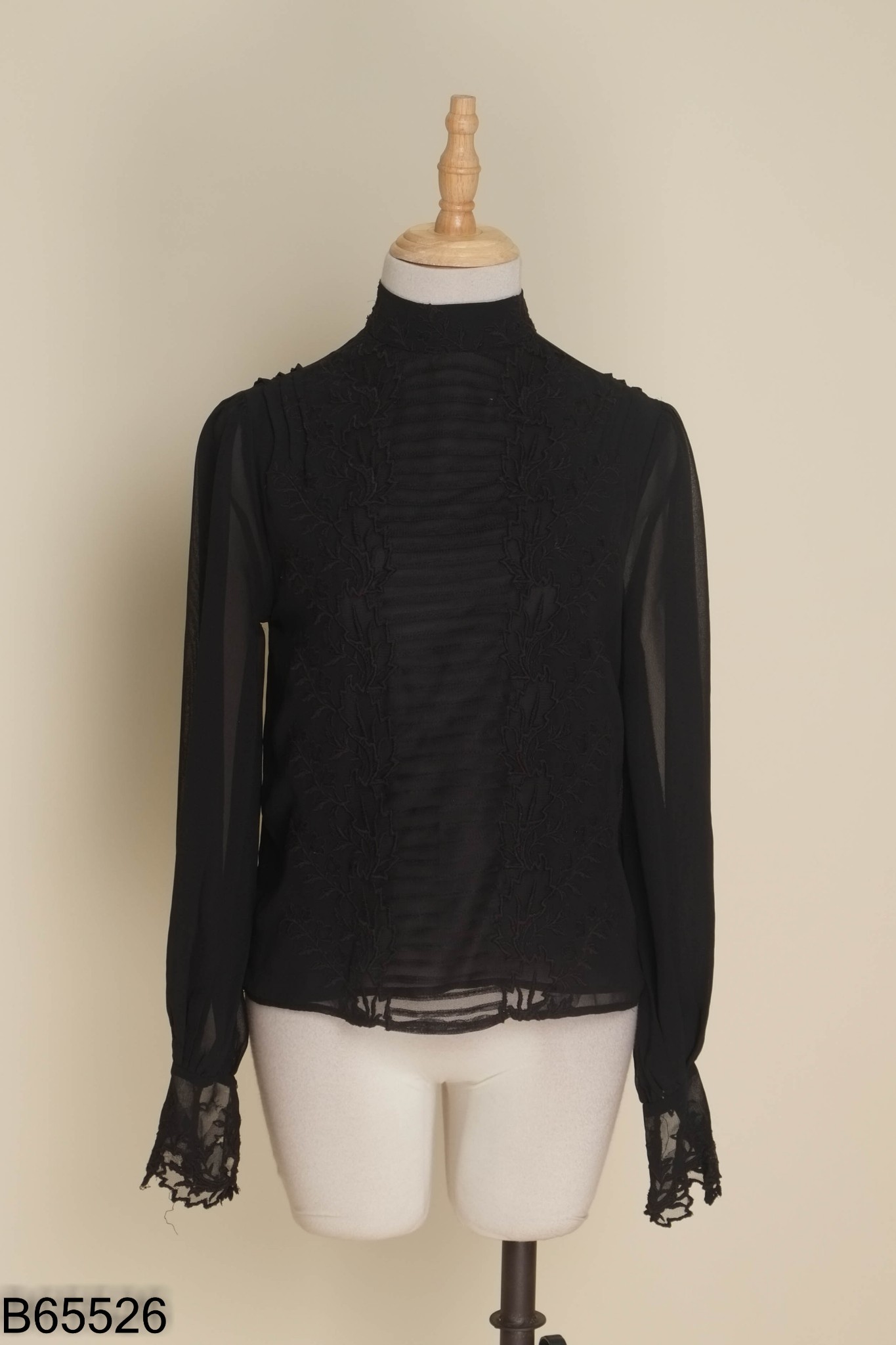Áo đen TOPSHOP thêu hoa