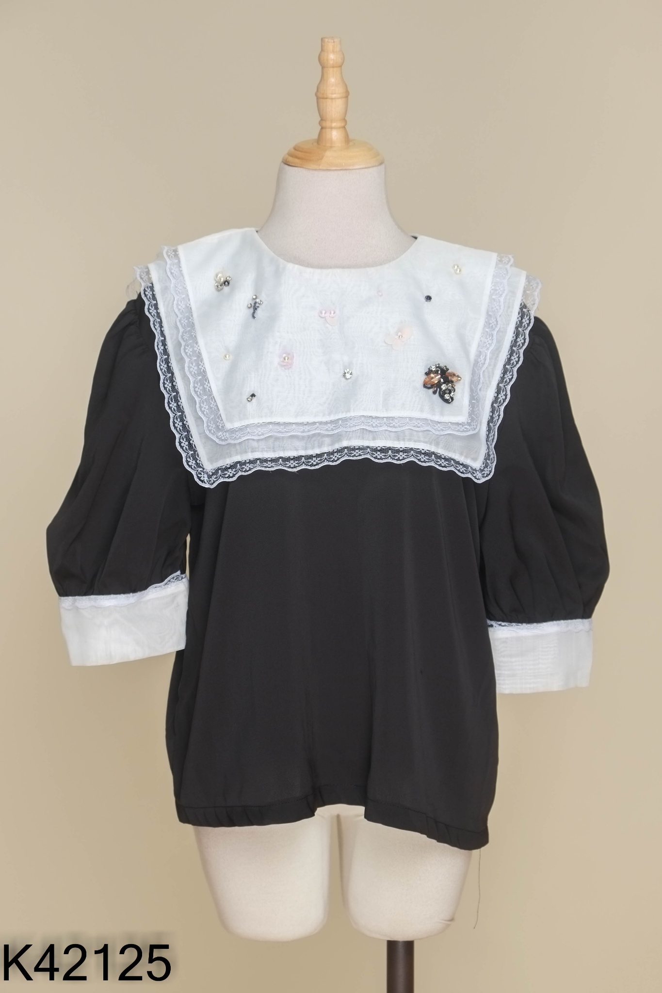 Áo đen cổ trắng