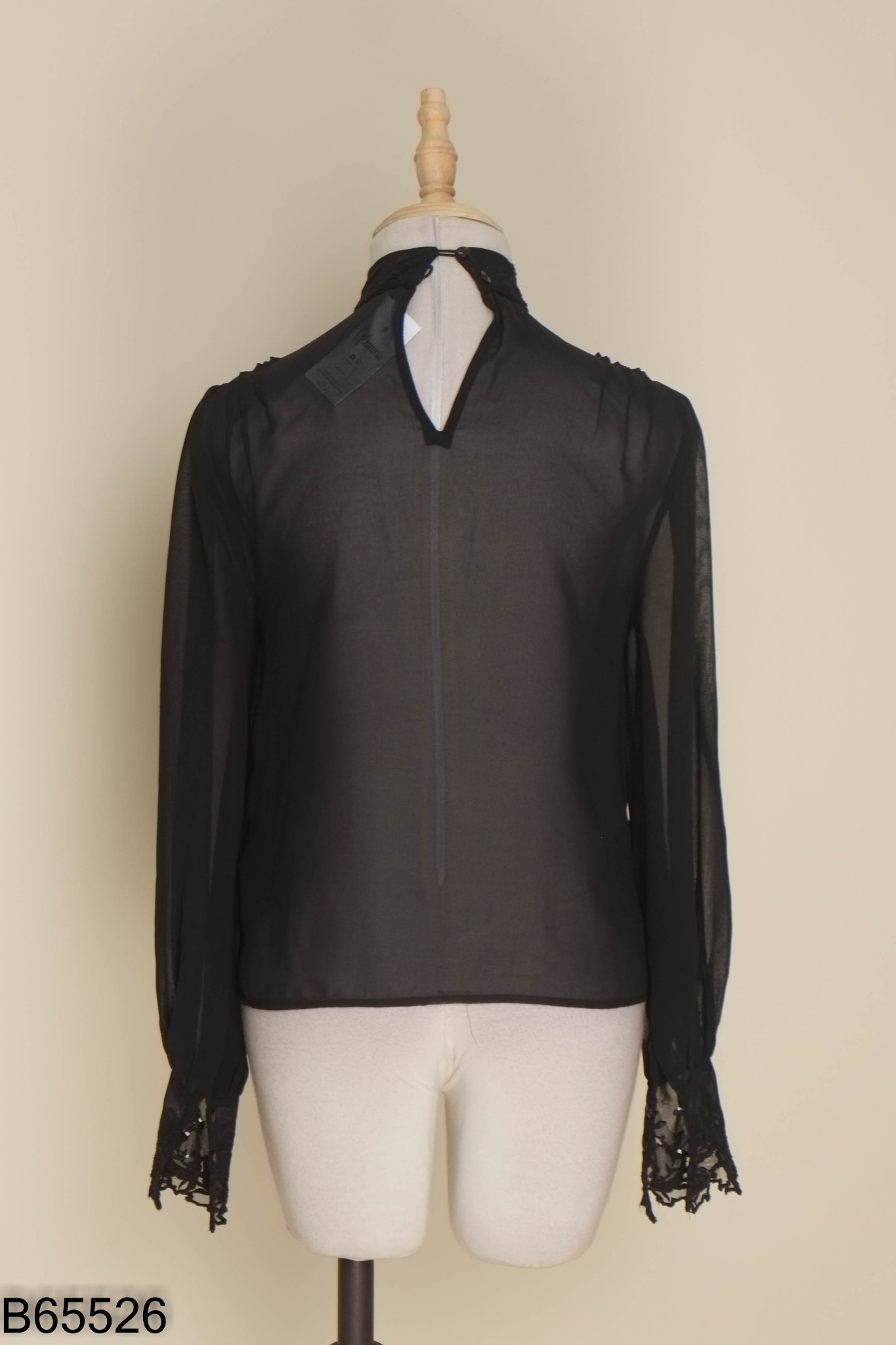 Áo đen TOPSHOP thêu hoa