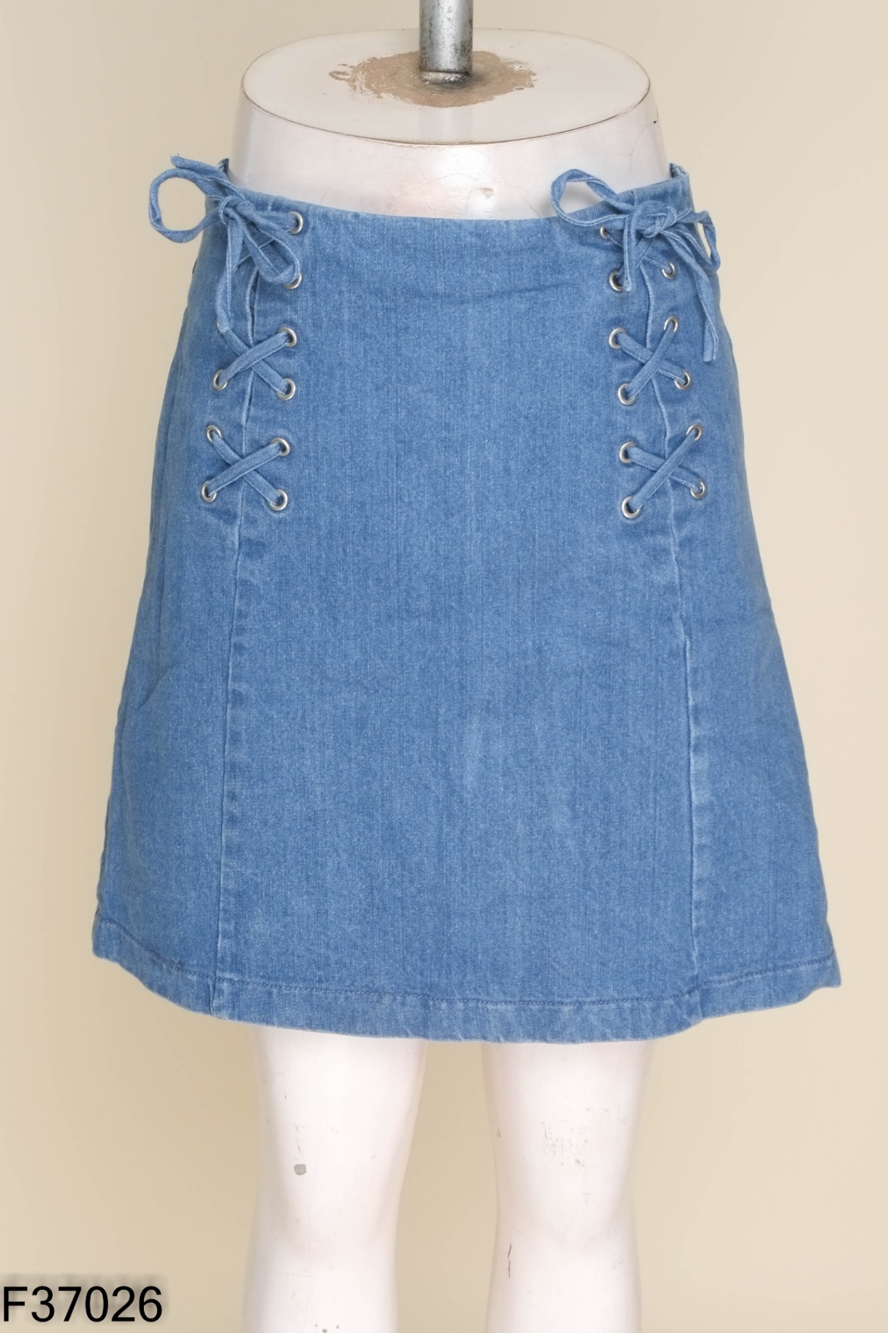 Chân váy jeans xanh đan dây