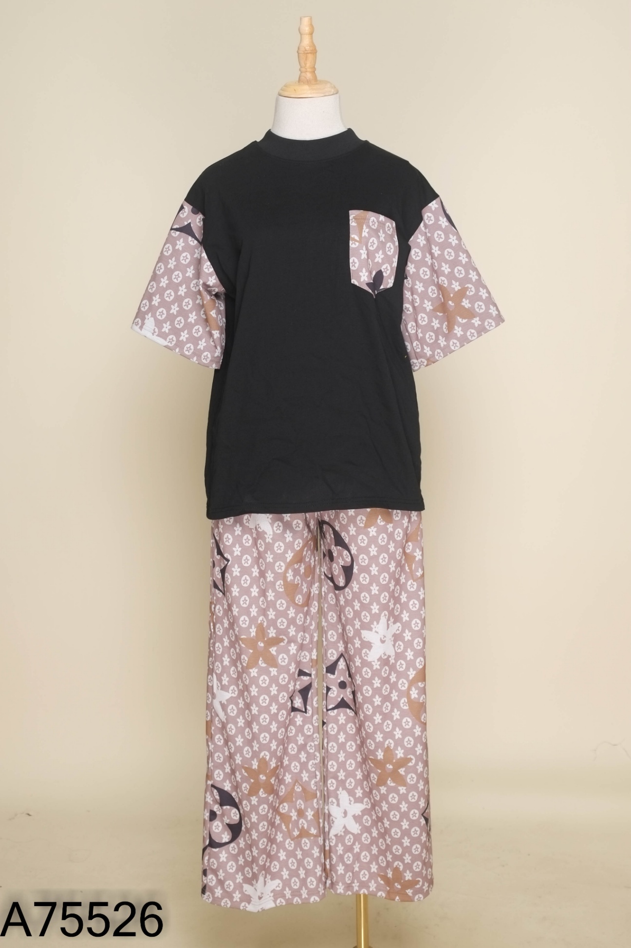 NEWTAG Set Áo đen phối tay be họa tiết + quần dài