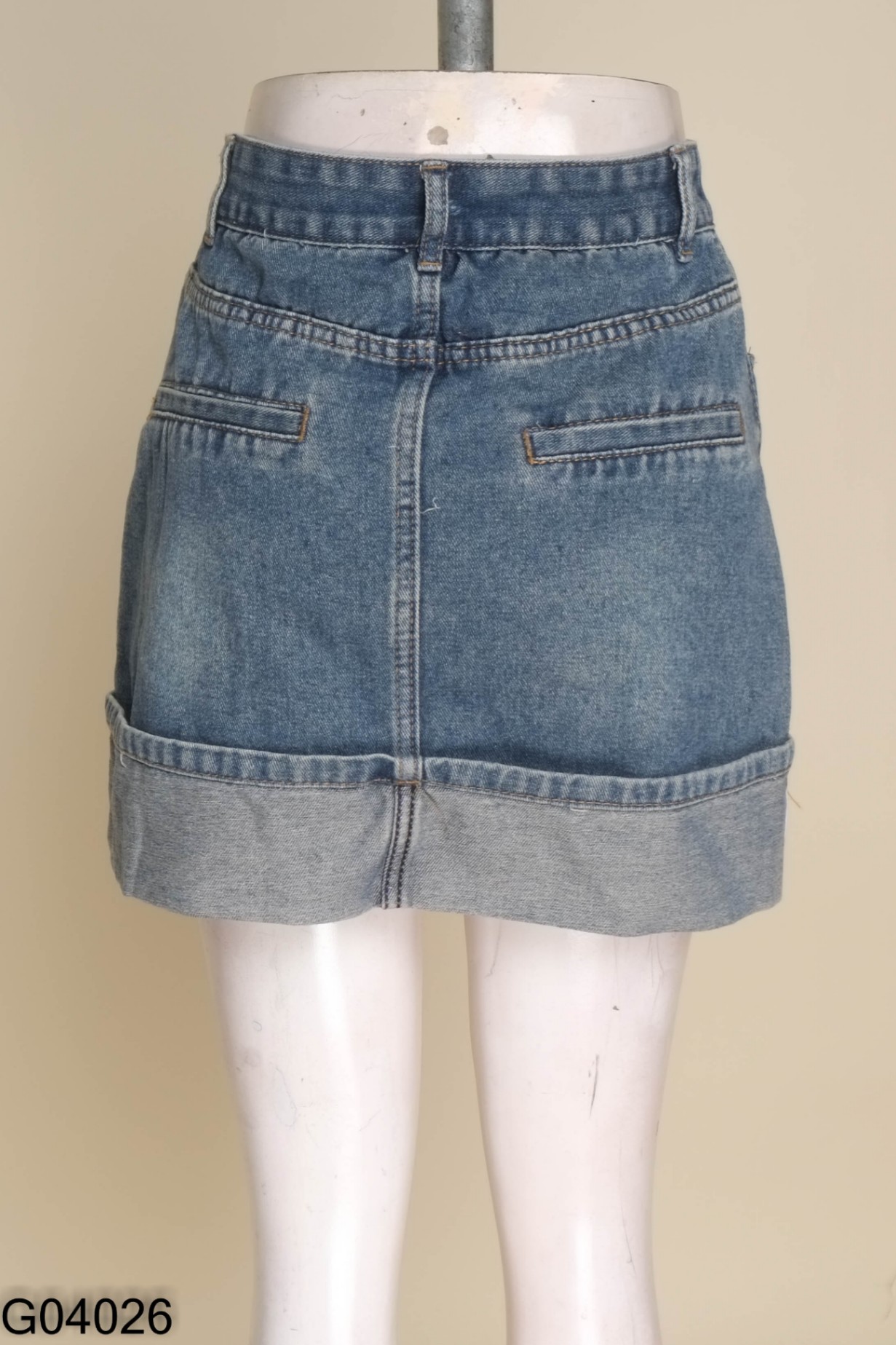 Chân váy jeans xanh gấp gấu