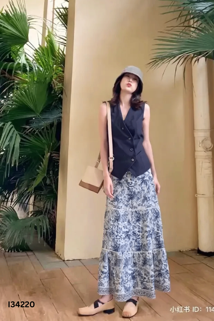 Chân váy trắng họa tiết xanh