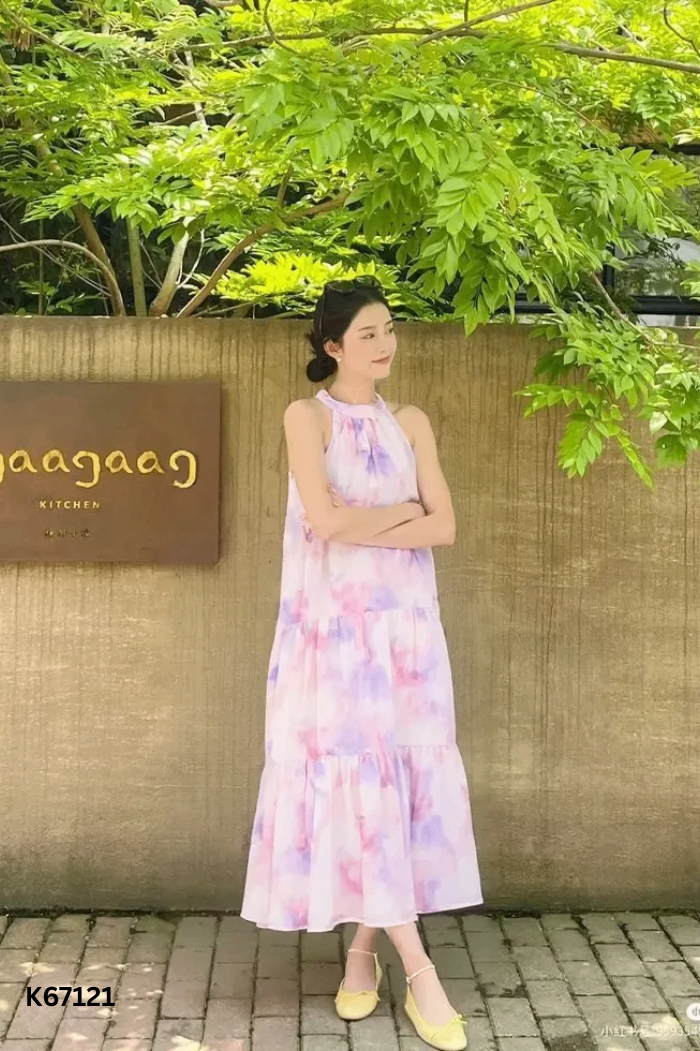 Váy hồng loang cổ yếm