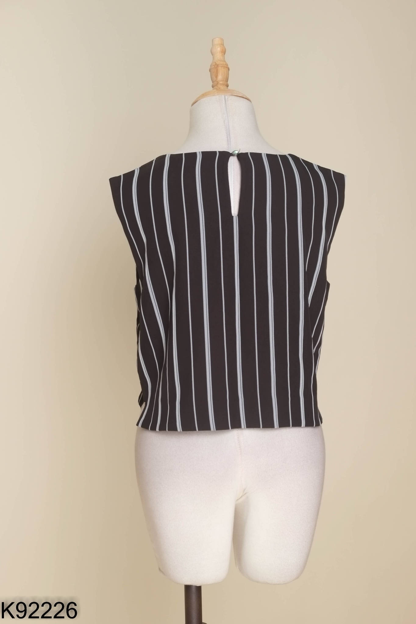 Áo đen IVY MODA sọc xám