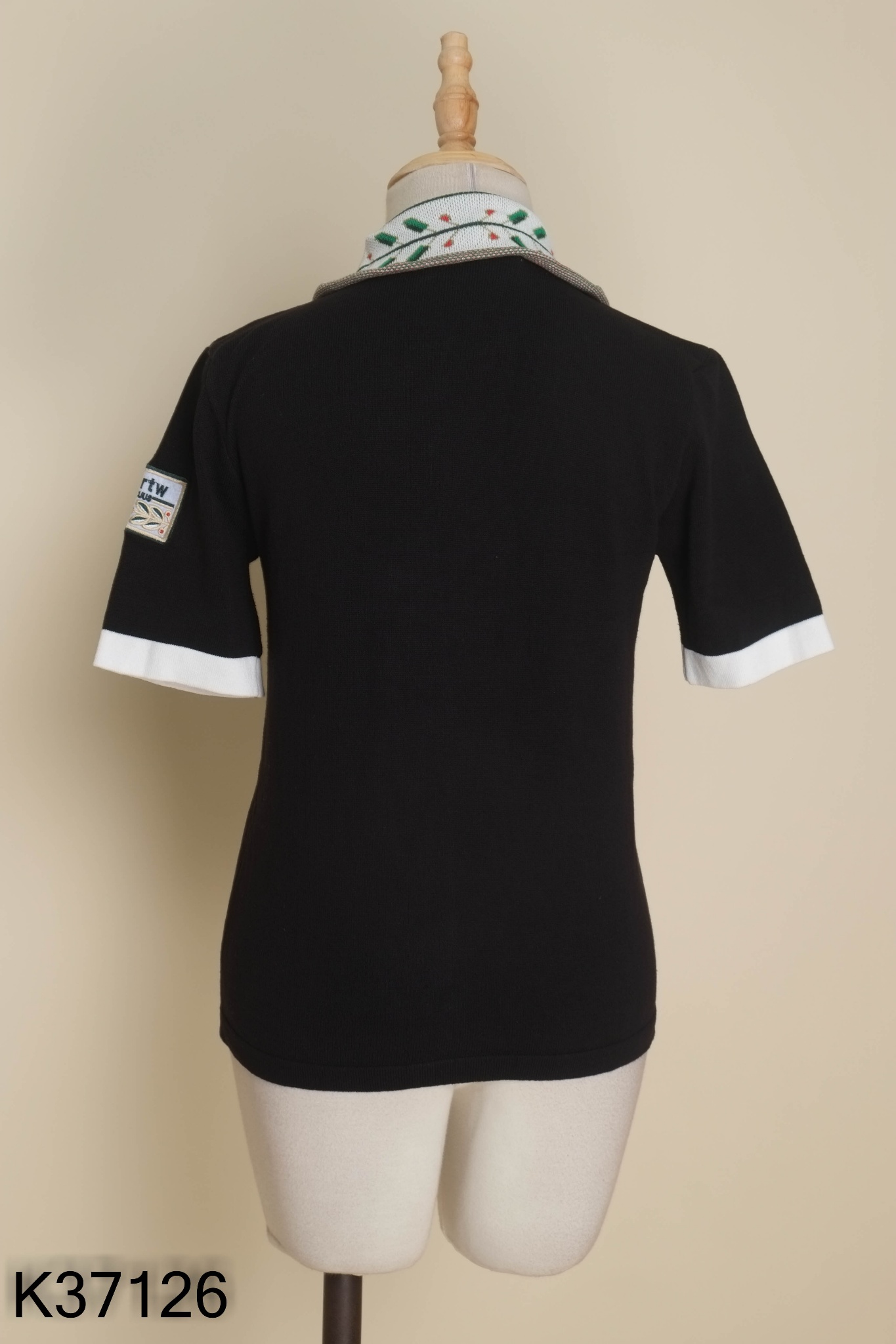 Áo đen cổ polo