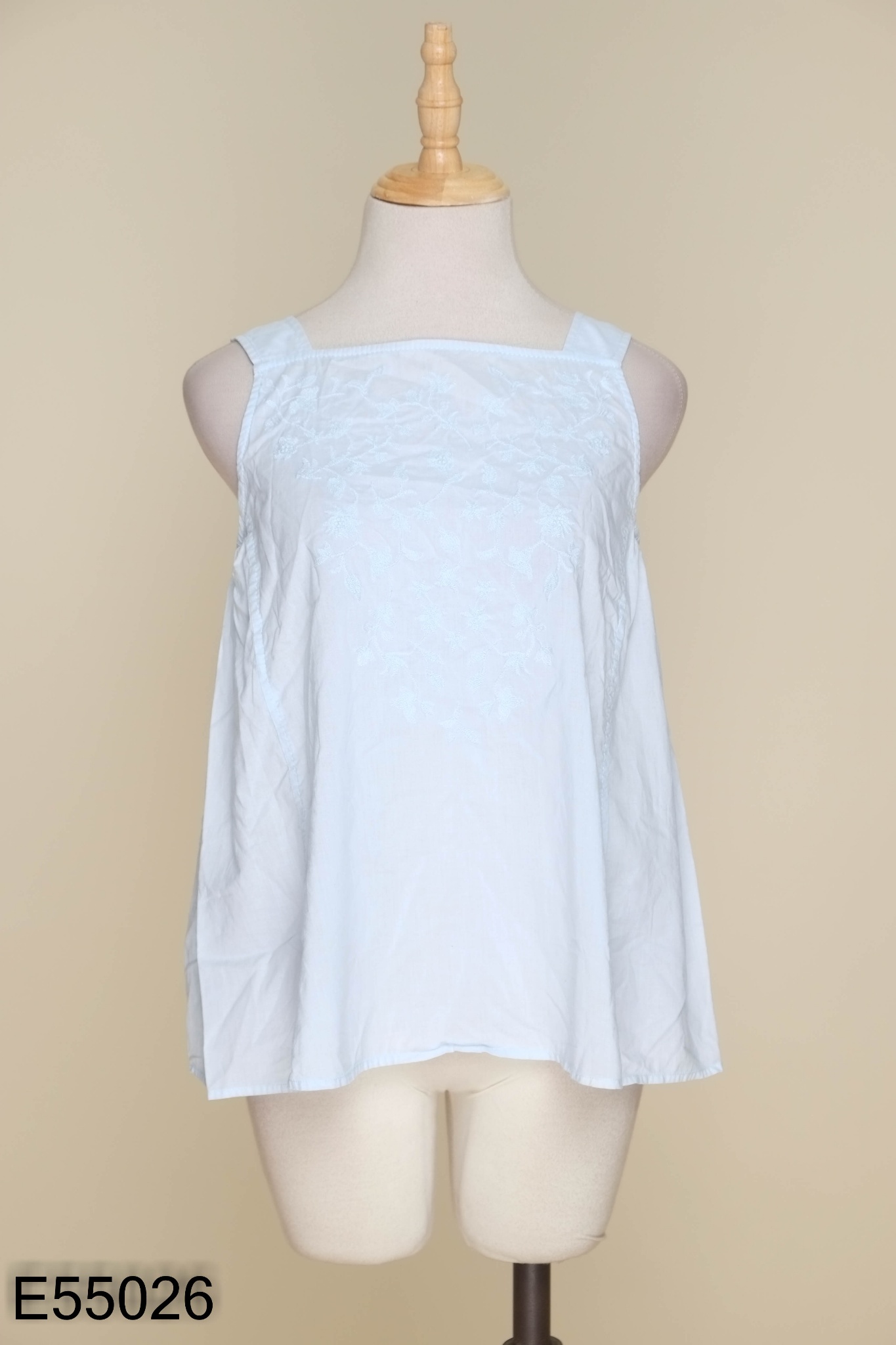 Áo UNIQLO xanh sáng