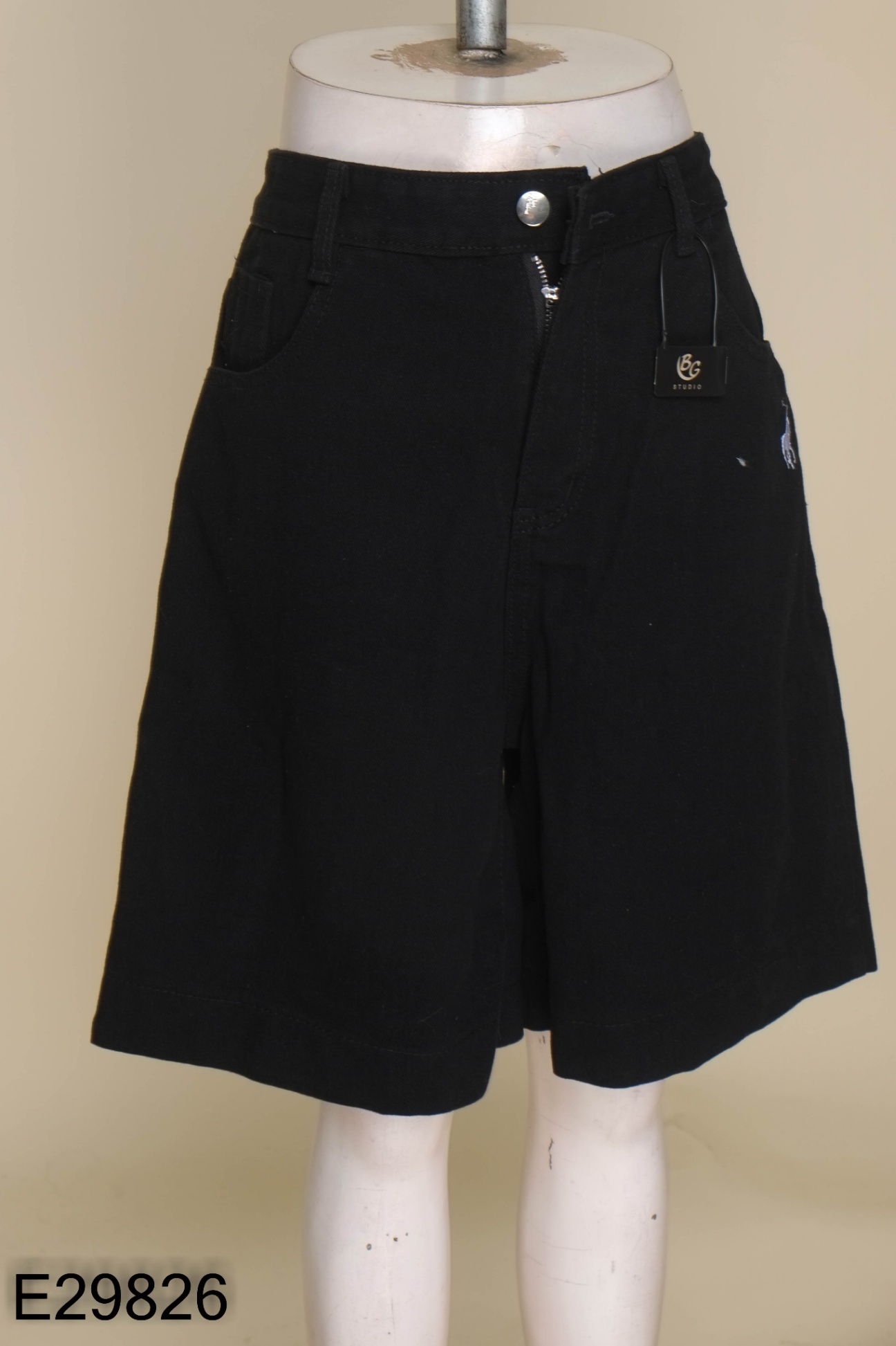 NEWTAG Quần short đen thêu ngựa