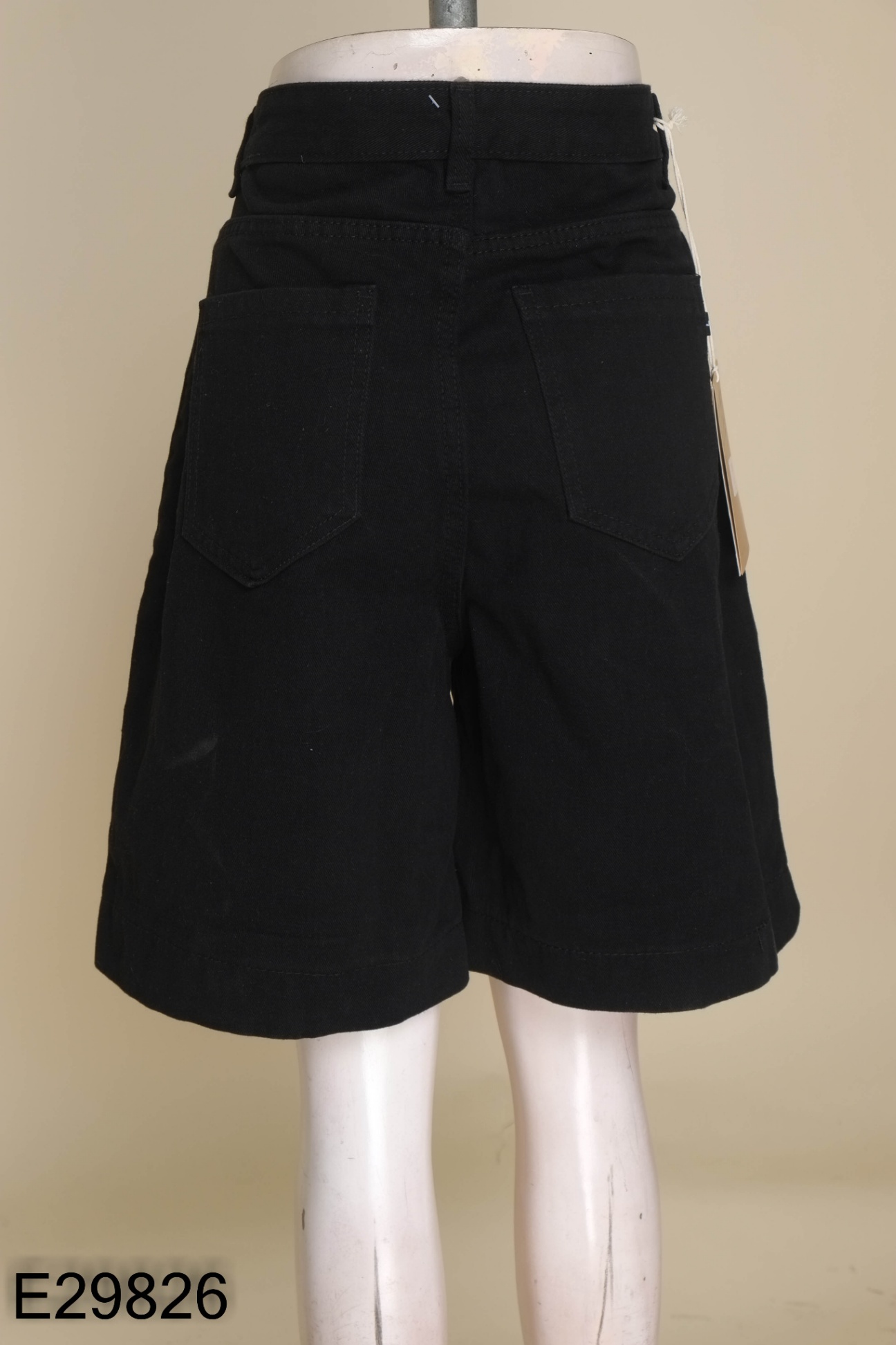 NEWTAG Quần short đen thêu ngựa