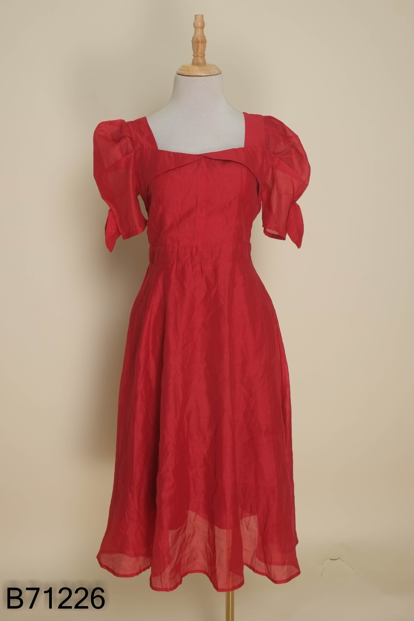Váy chiffon đỏ cổ vuông
