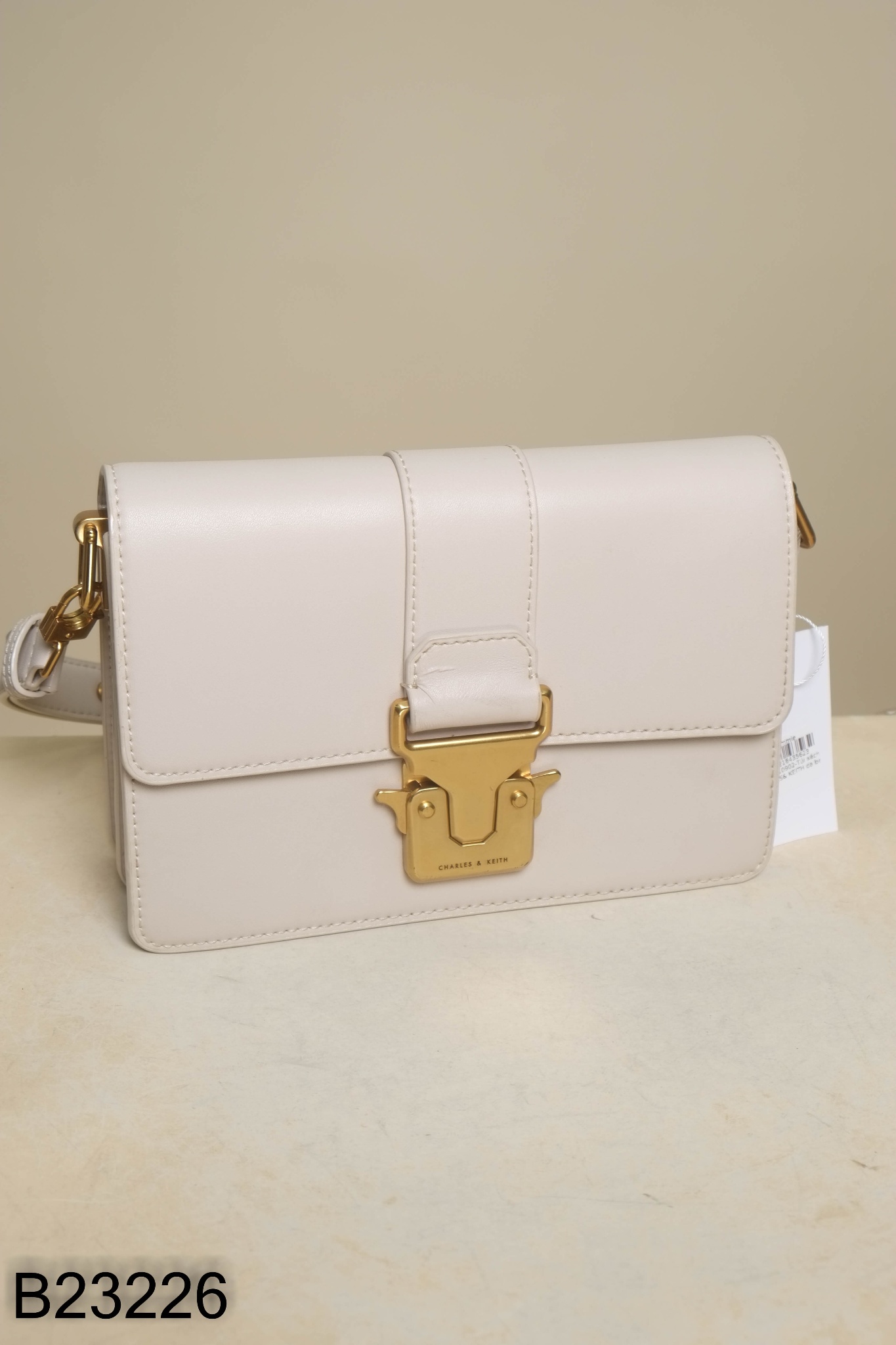 Túi xách CHARLES& KEITH da be khoác đầu trâu