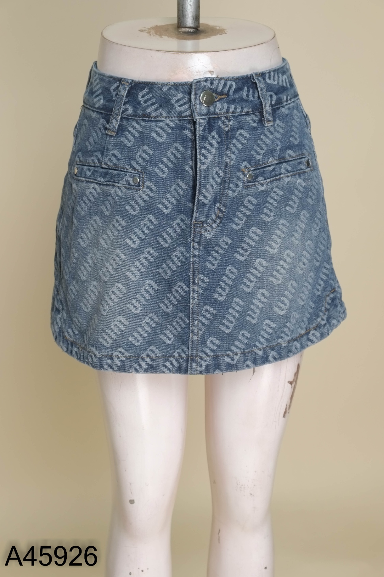 Chân váy jeans xanh hoạ tiết