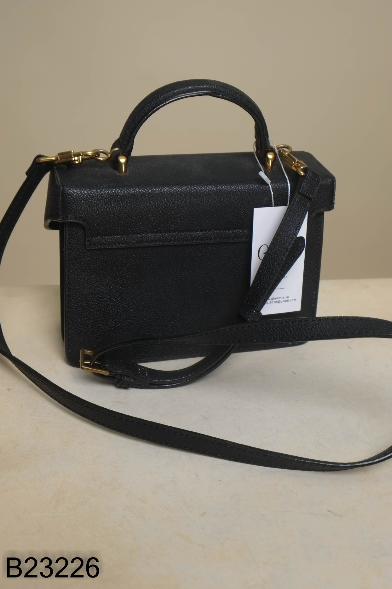 Túi xách CHARLES& KEITH da đen khoá ngọc