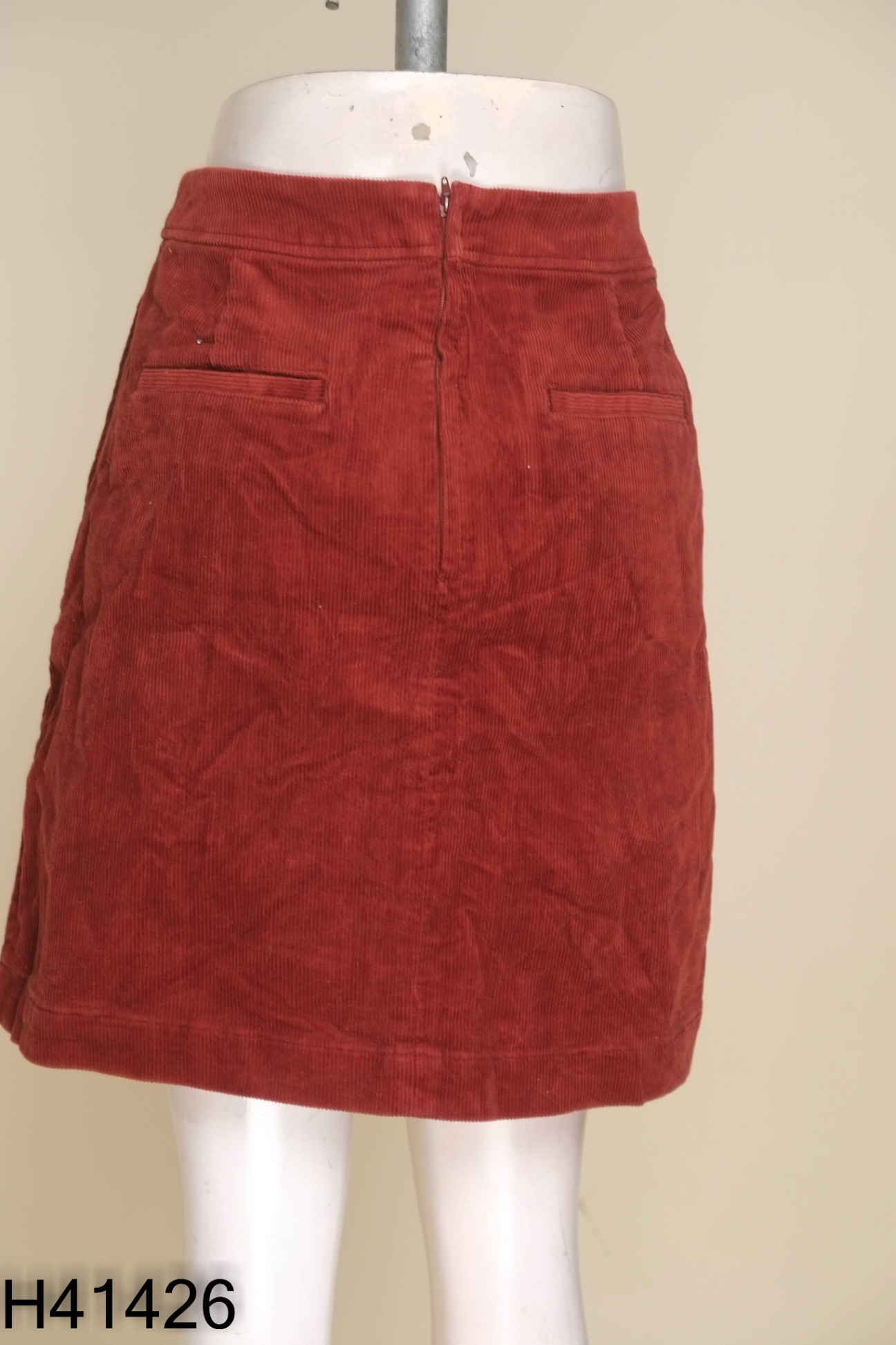 Chân váy UNIQLO nhung tăm đỏ nâu