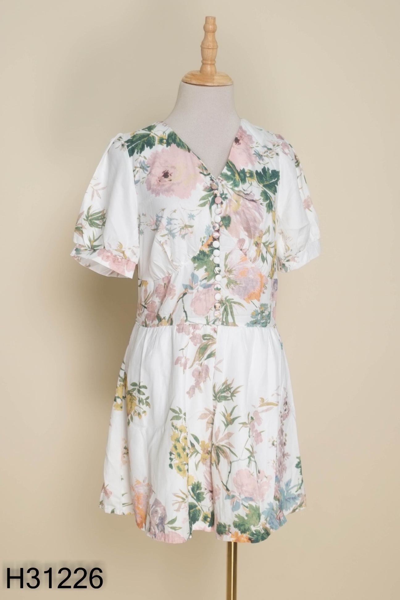 Jumpsuit trắng họa tiết hồng xanh