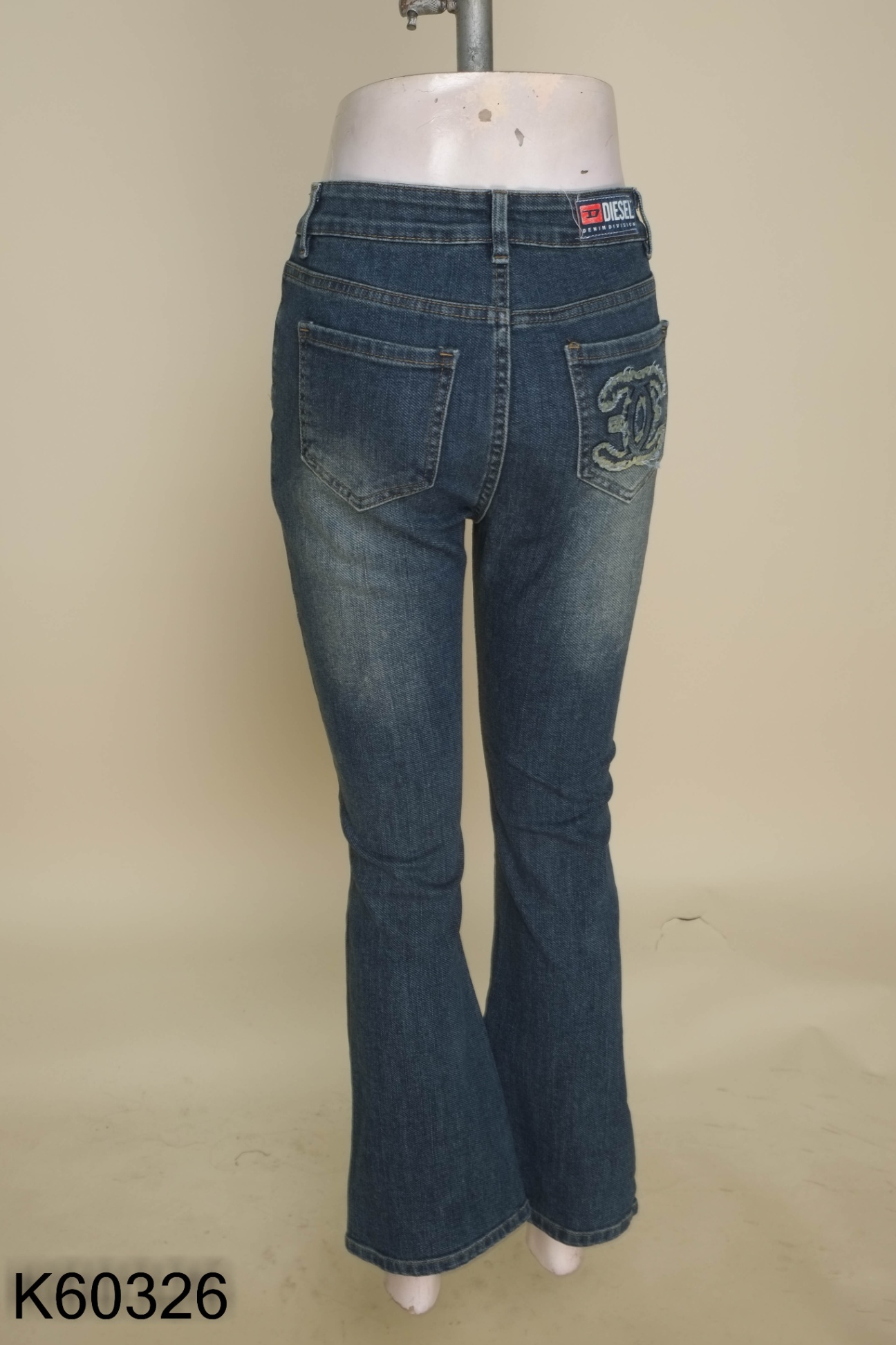 Quần jeans xanh ống loe