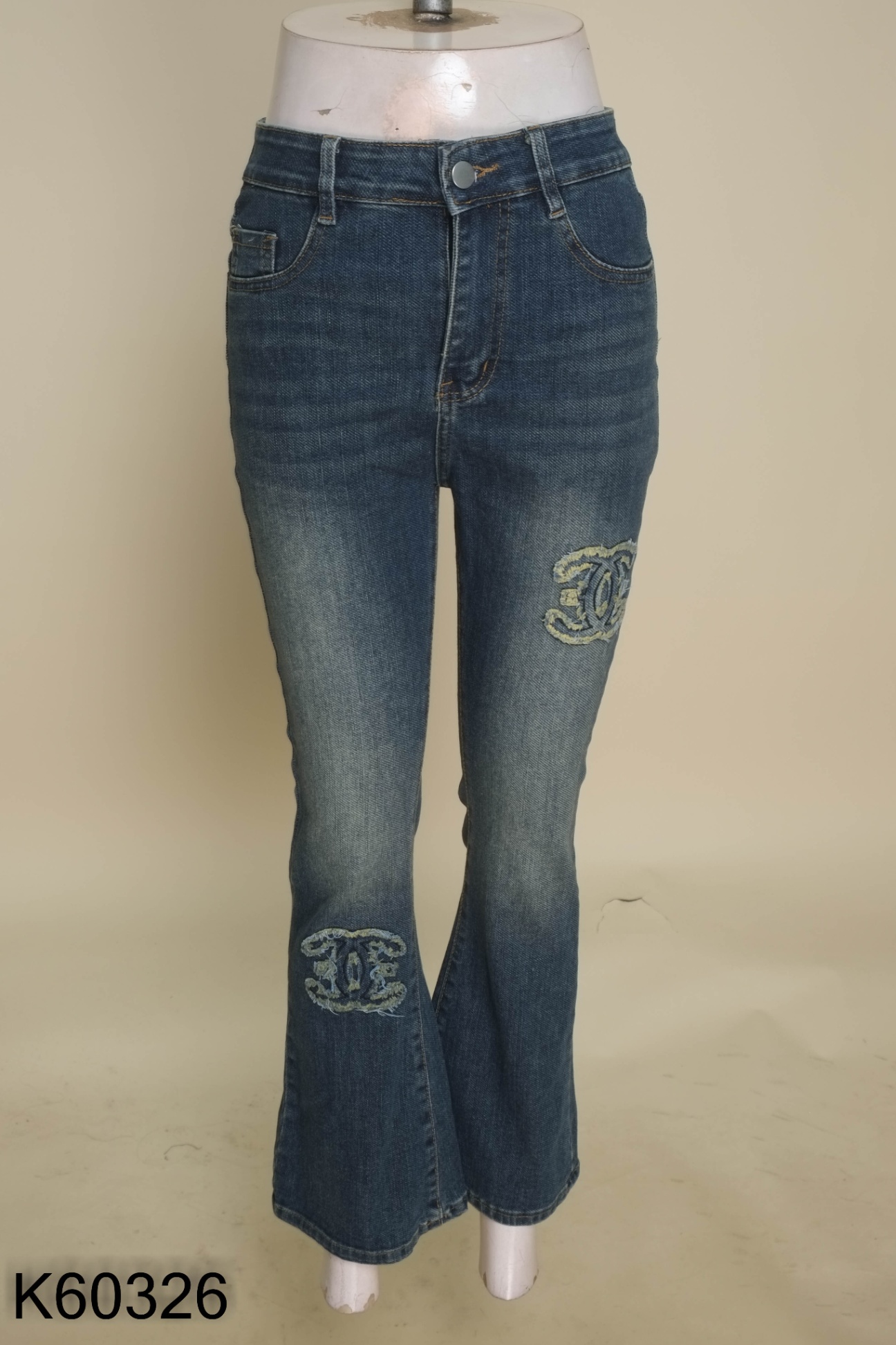 Quần jeans xanh ống loe