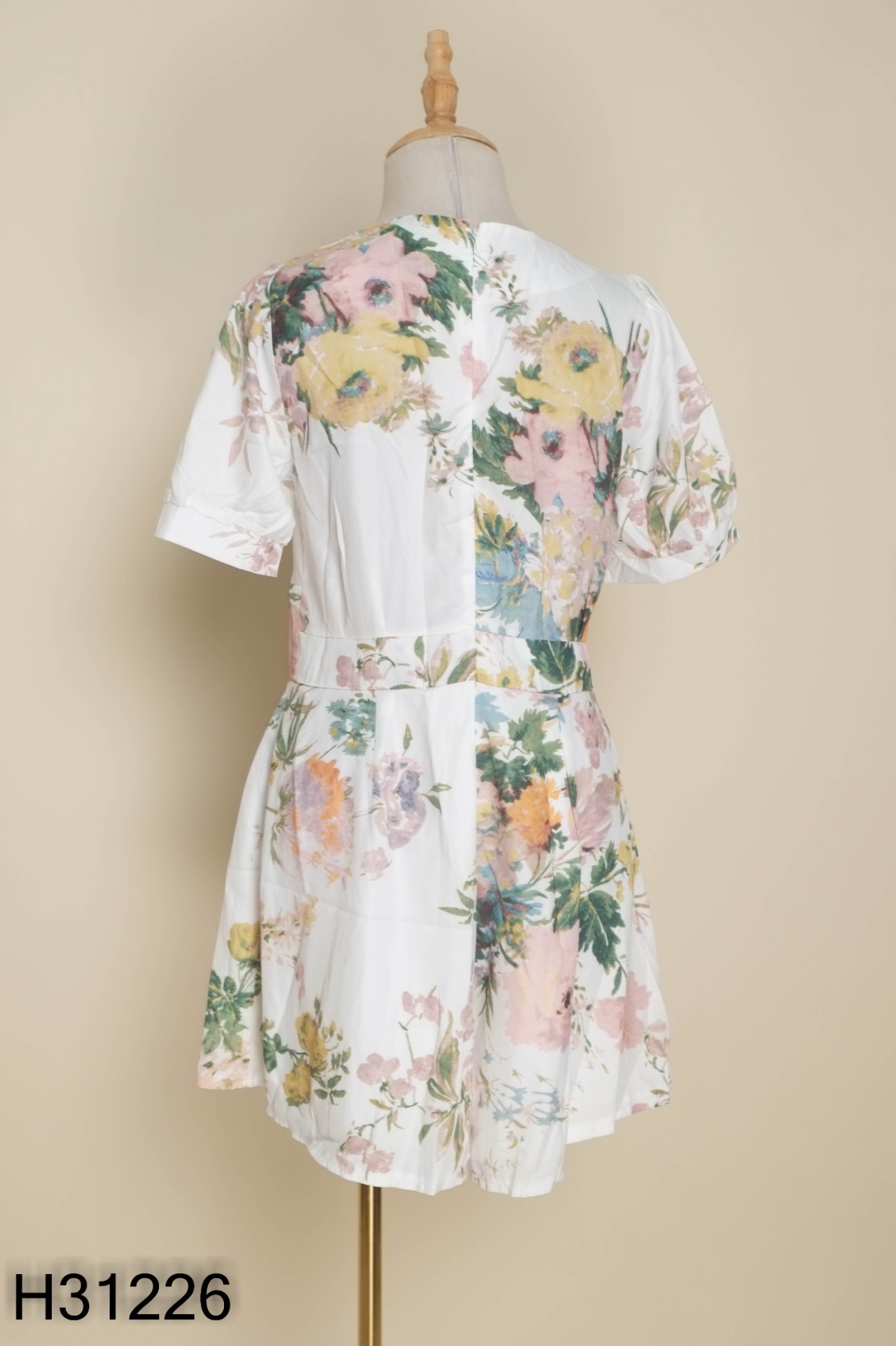 Jumpsuit trắng họa tiết hồng xanh