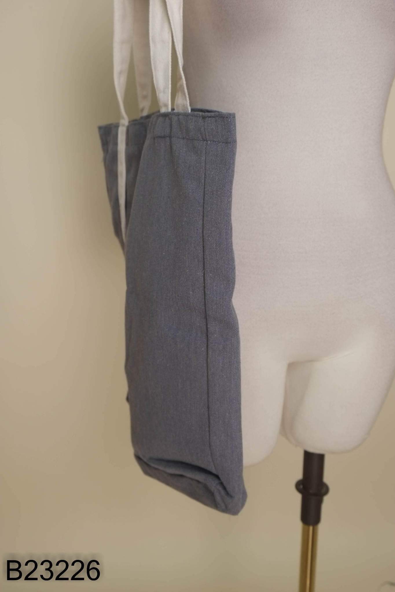 NEW Túi tote xám in chữ