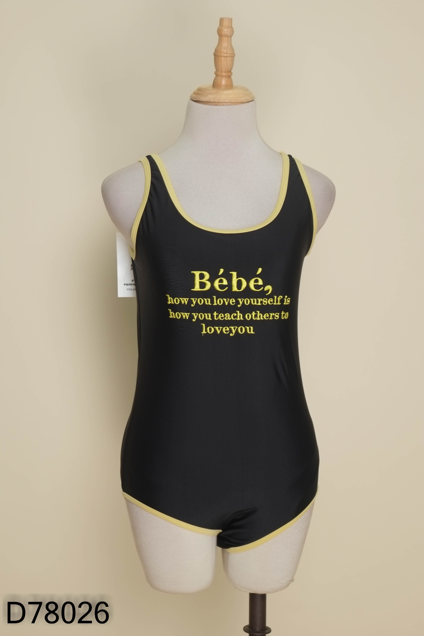 NEWTAG Bikini 1 mảnh đen thêu chữ vàng