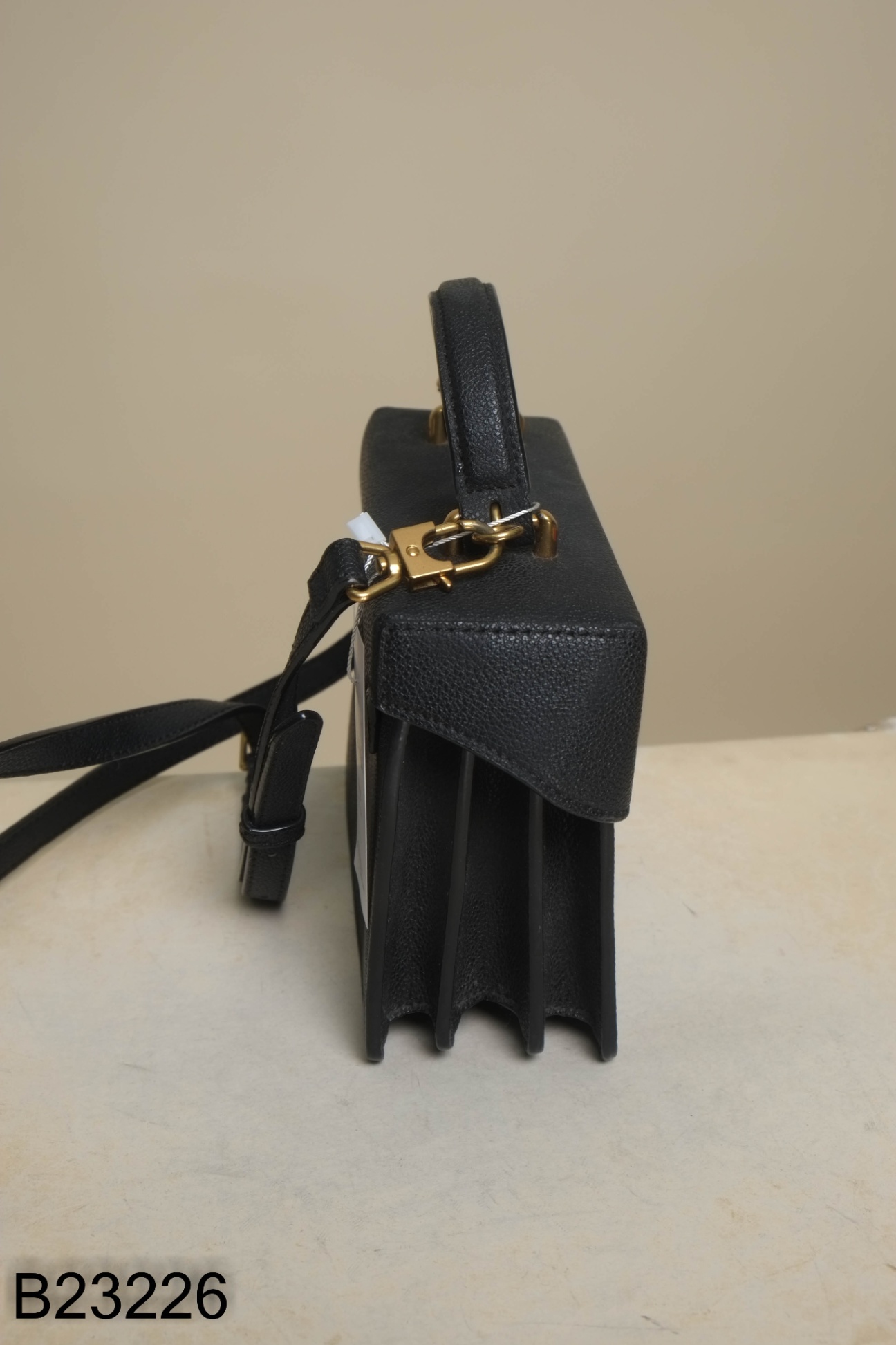 Túi xách CHARLES& KEITH da đen khoá ngọc