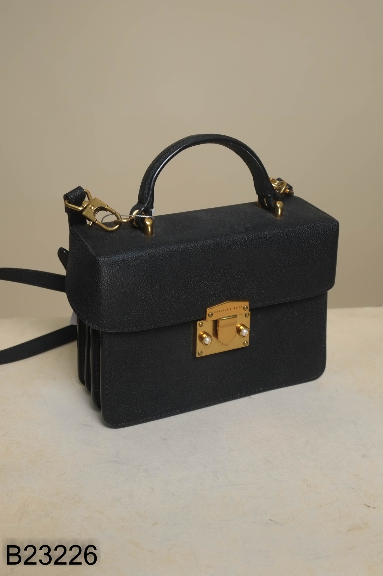 Túi xách CHARLES& KEITH da đen khoá ngọc