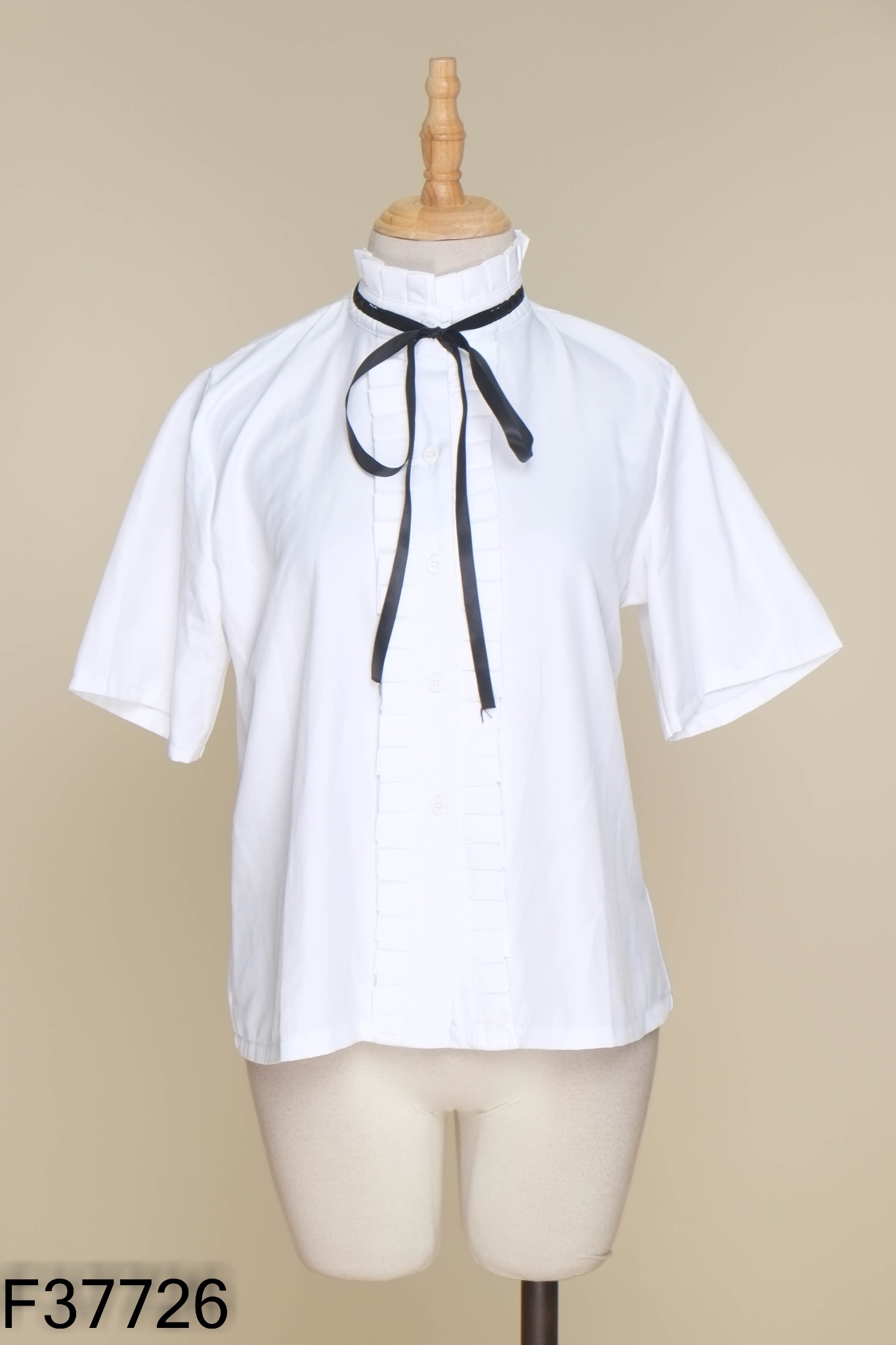 Áo trắng cổ đen