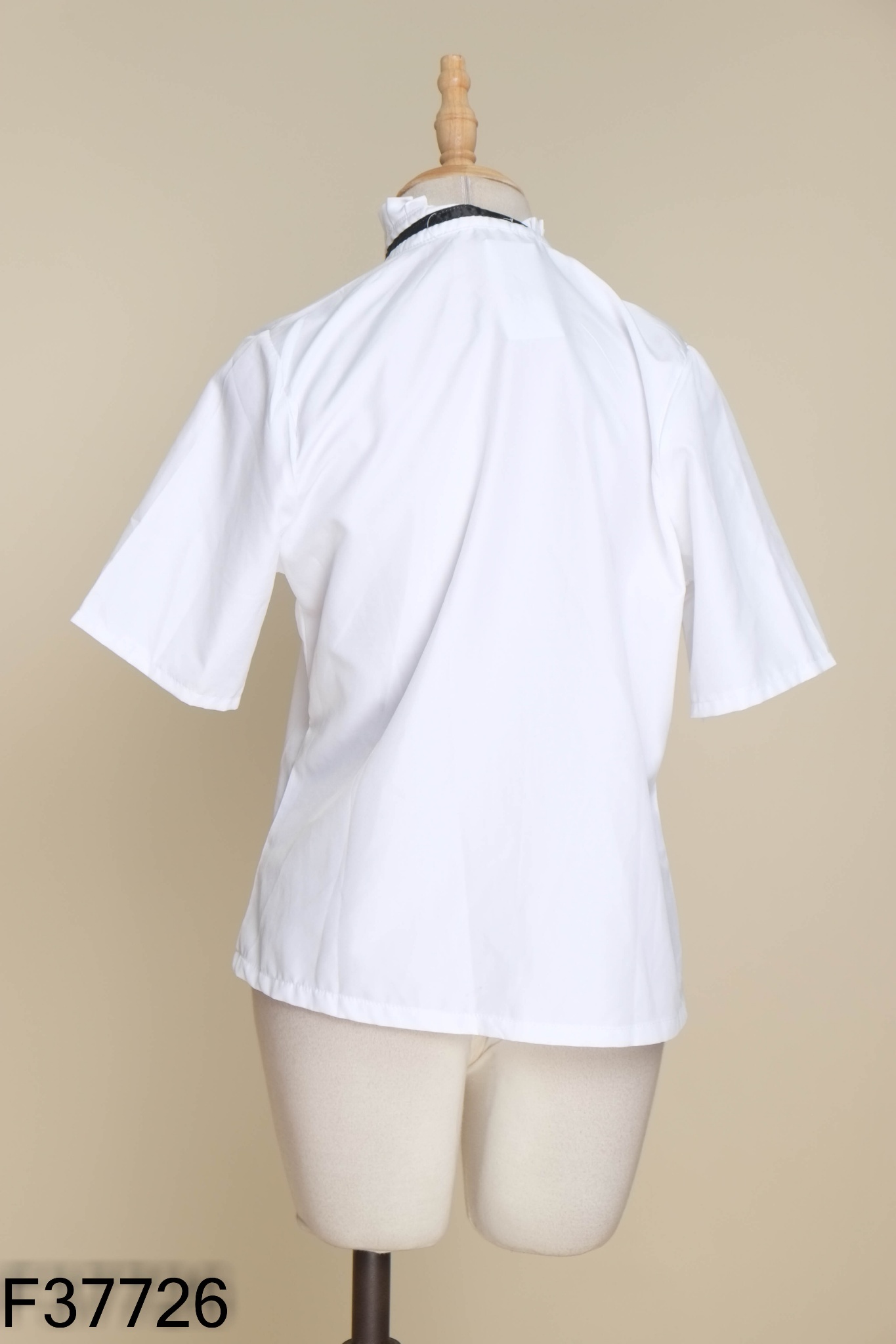 Áo trắng cổ đen