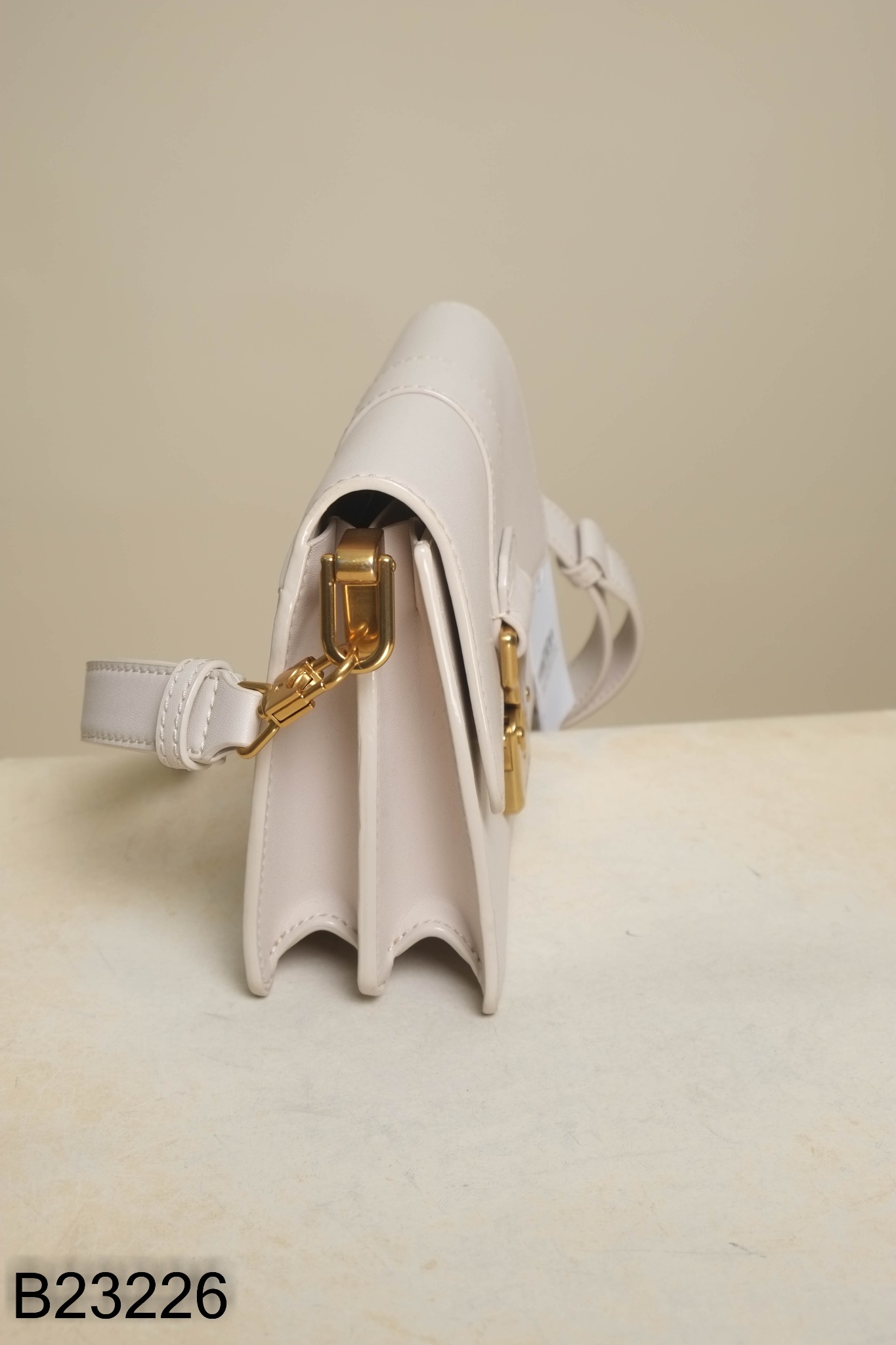 Túi xách CHARLES& KEITH da be khoác đầu trâu