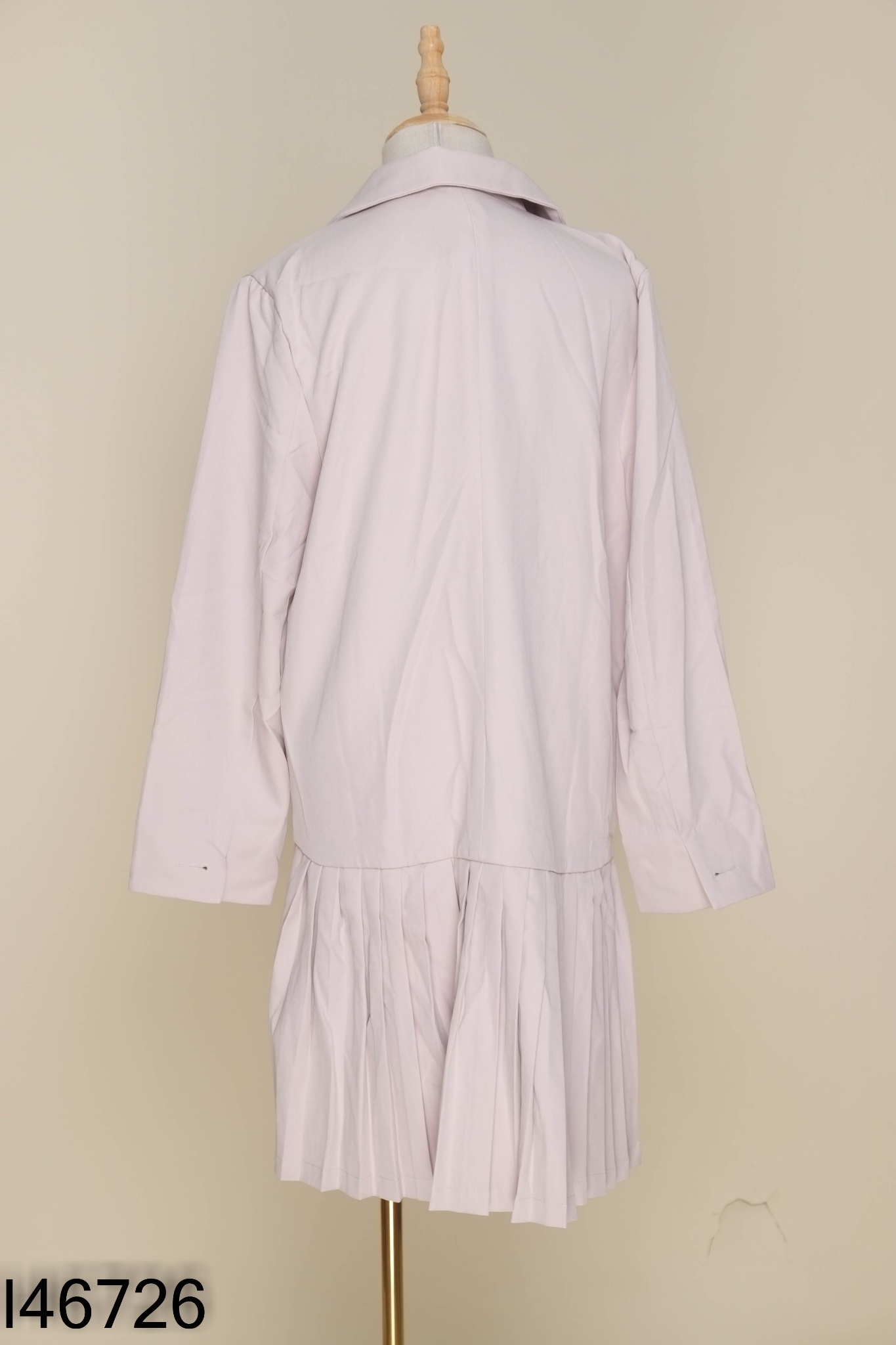 Váy be cổ vest
