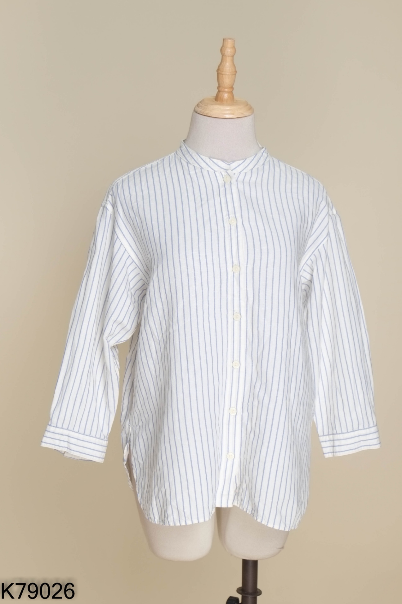 Áo linen be UNIQLO sọc xanh