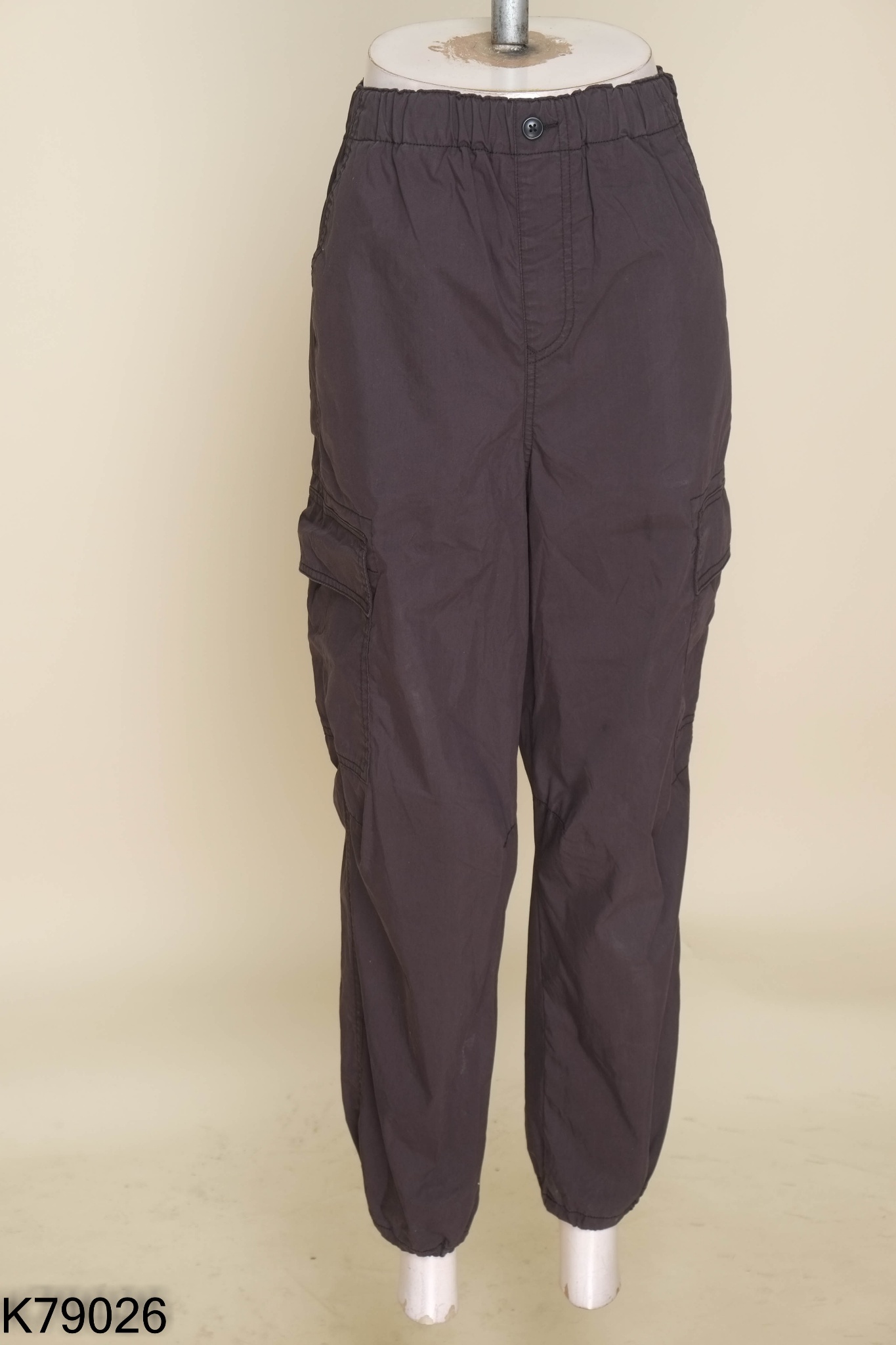Quần kaki UNIQLO đen bo gấu