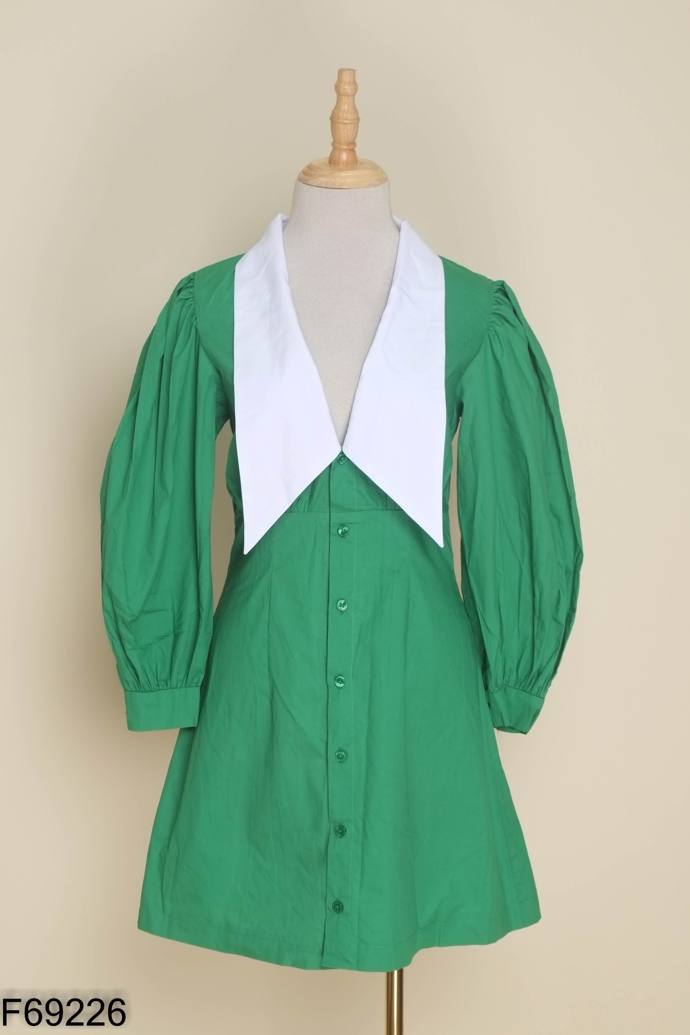 Váy xanh cổ trắng