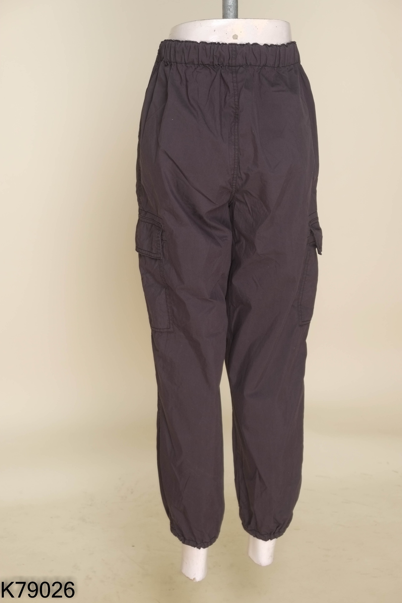Quần kaki UNIQLO đen bo gấu
