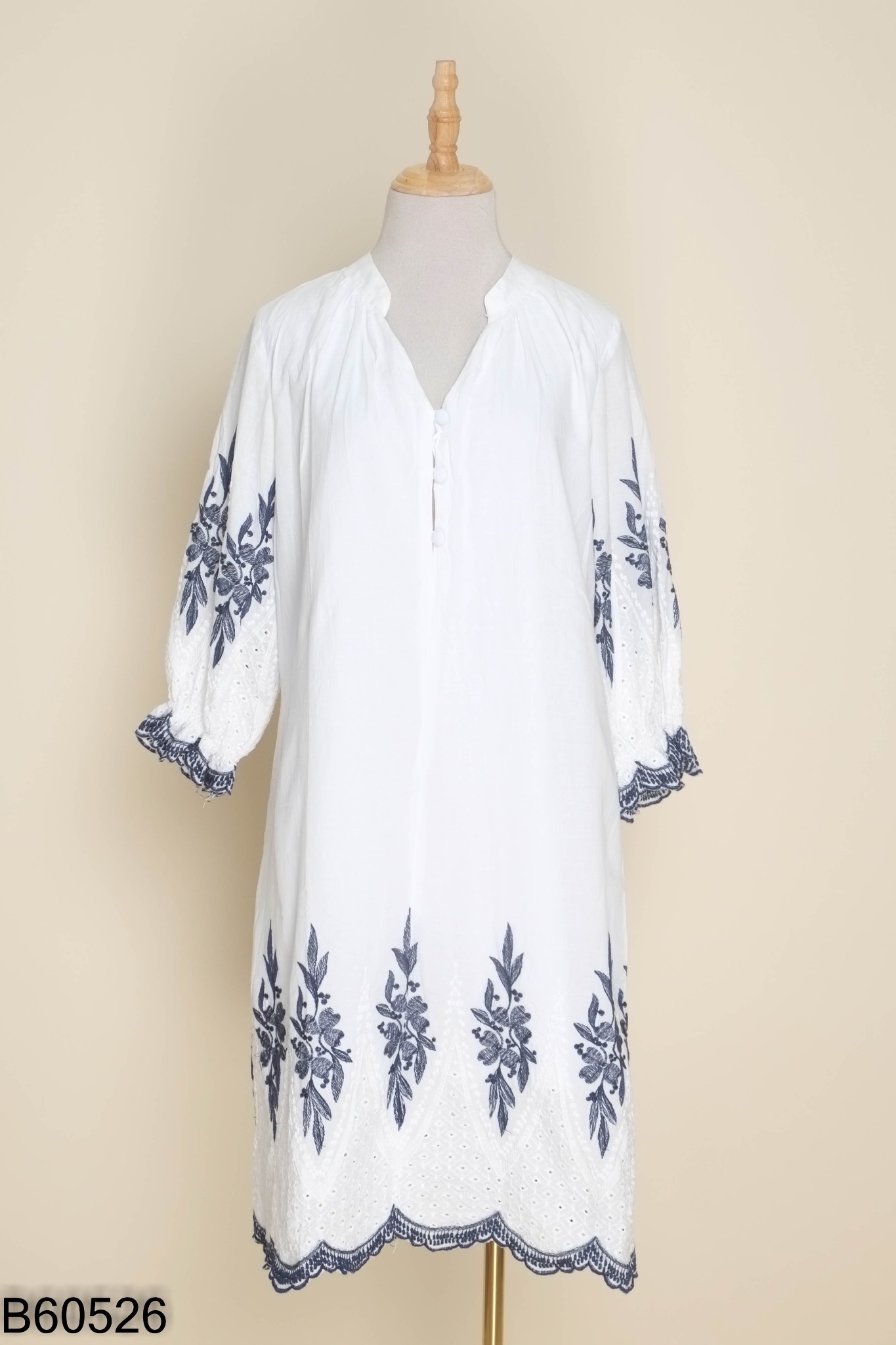 Váy trắng SOLEI BOUTIQUE thêu hoa