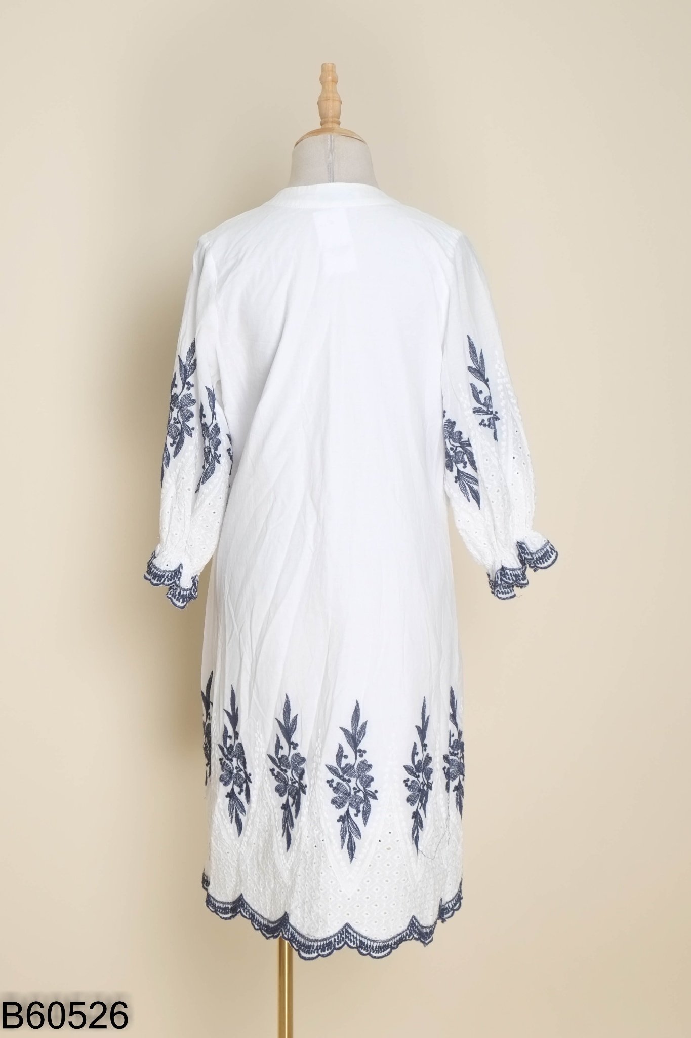 Váy trắng SOLEI BOUTIQUE thêu hoa