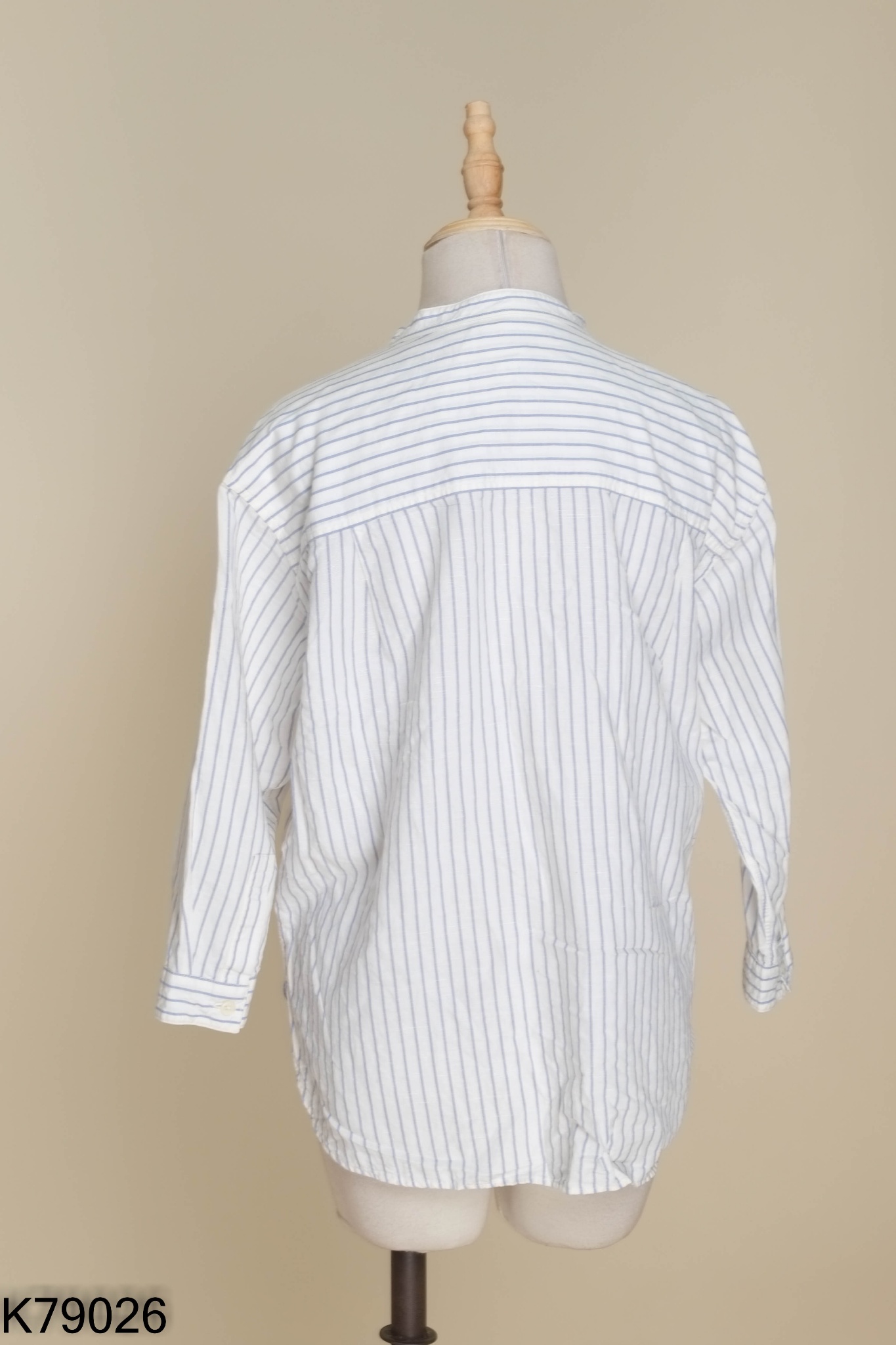 Áo linen be UNIQLO sọc xanh