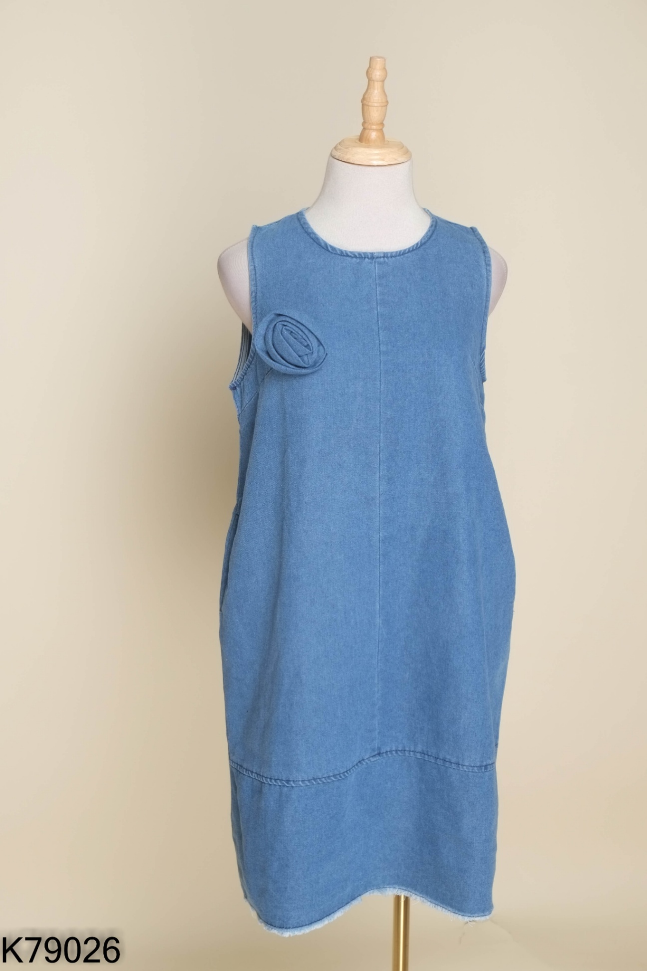 NEWTAG Váy jeans xanh phối hoa