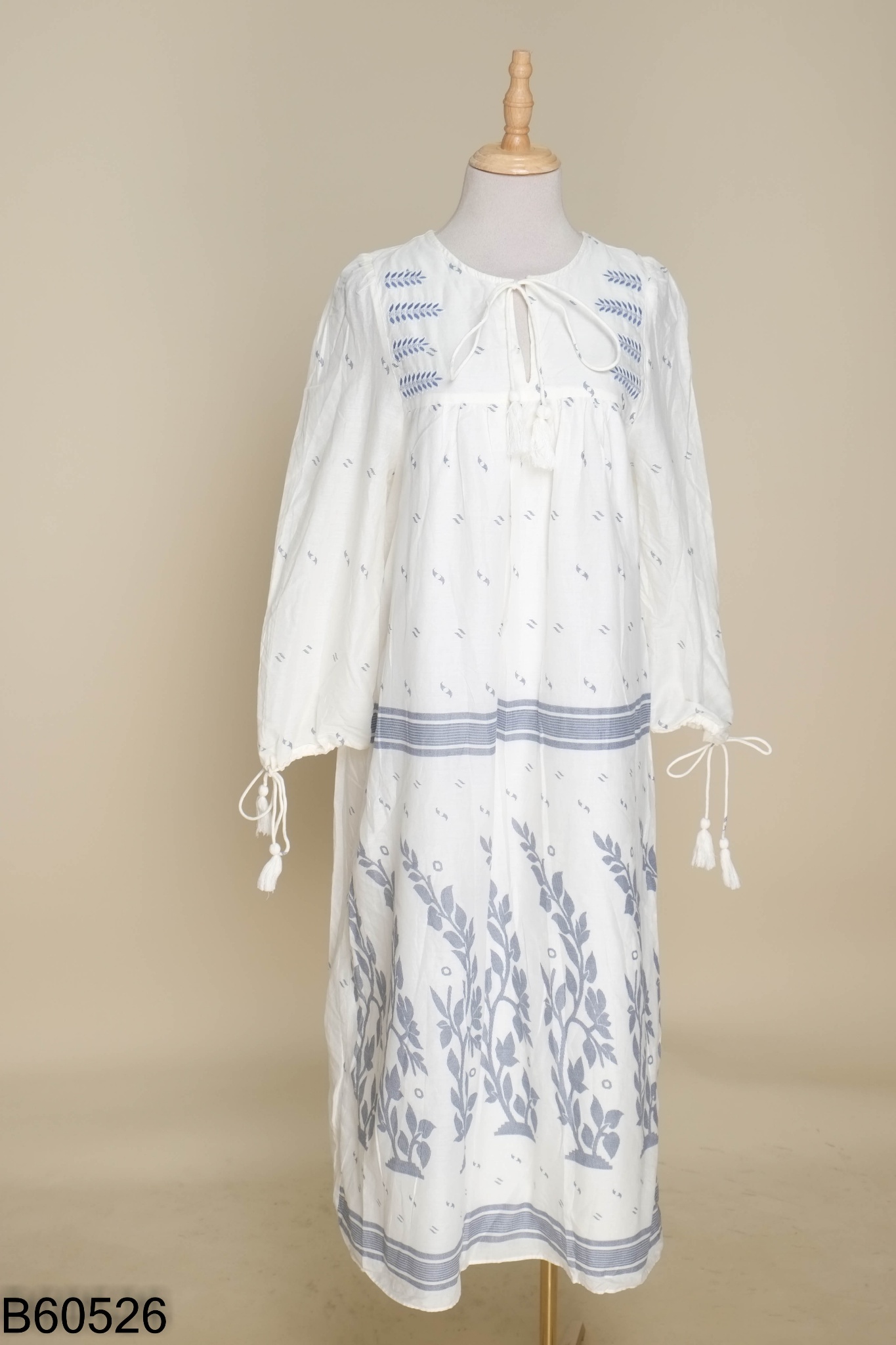Váy trắng ZARA phối họa tiết xanh