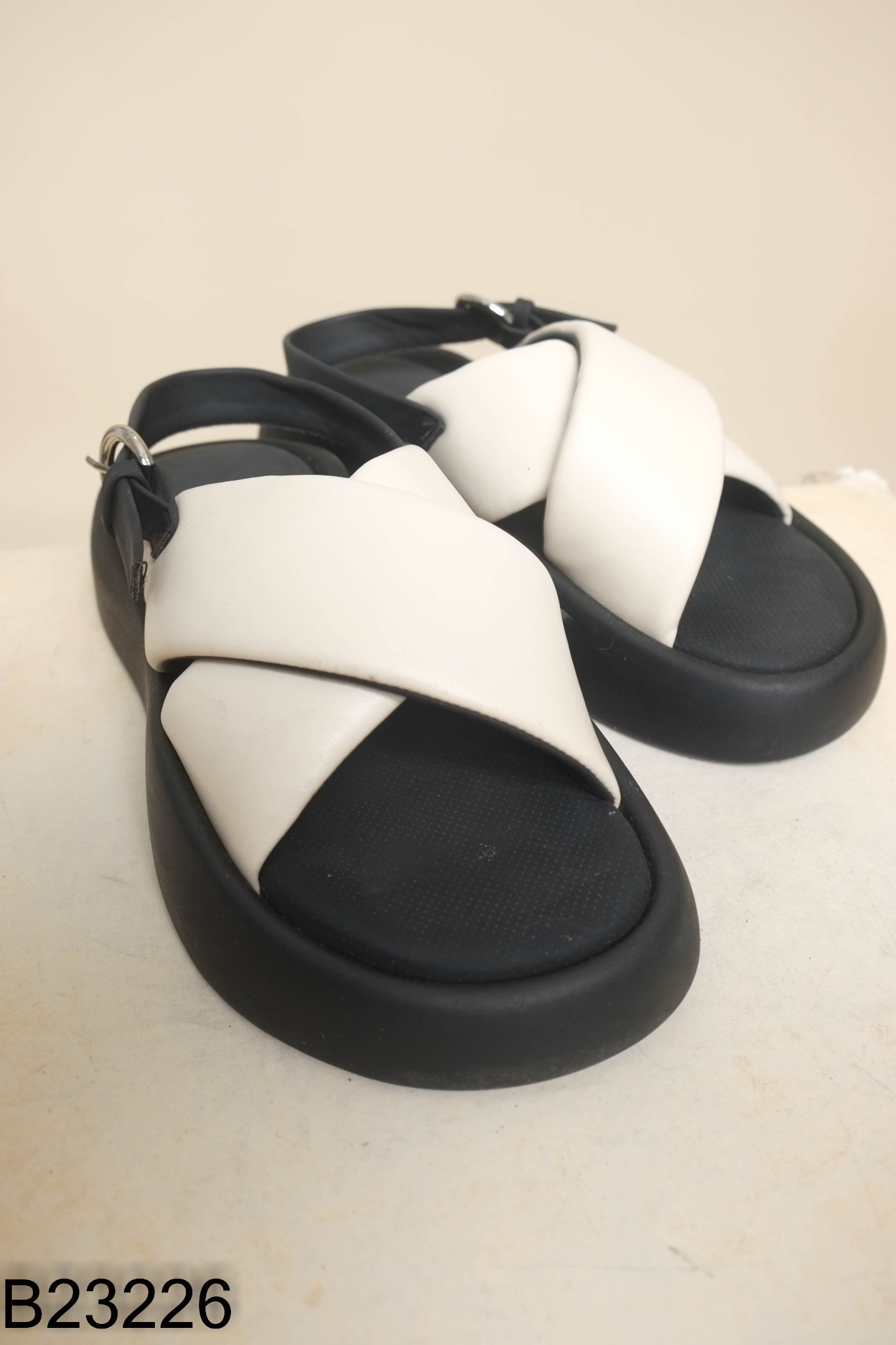 Sandals đen quai be