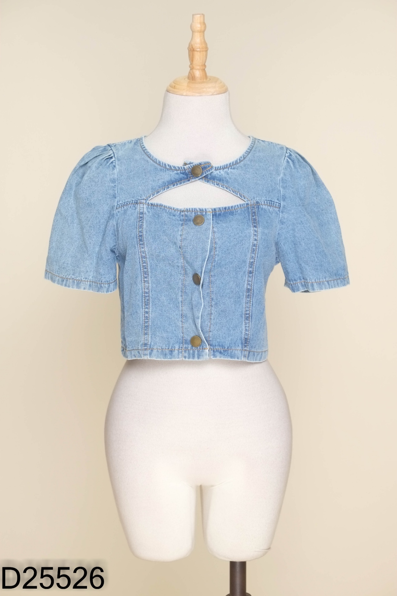Áo jeans xanh khoét ngực