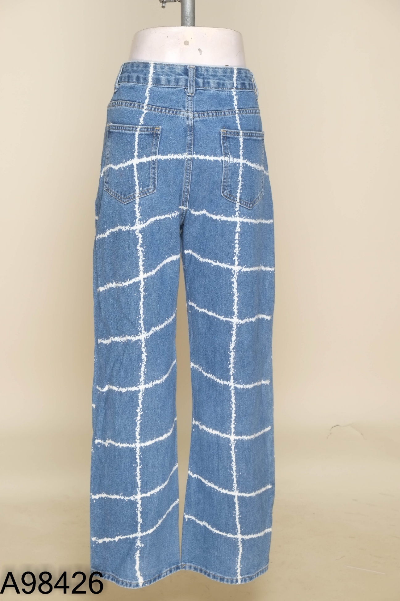 Quần jeans xanh kẻ trắng