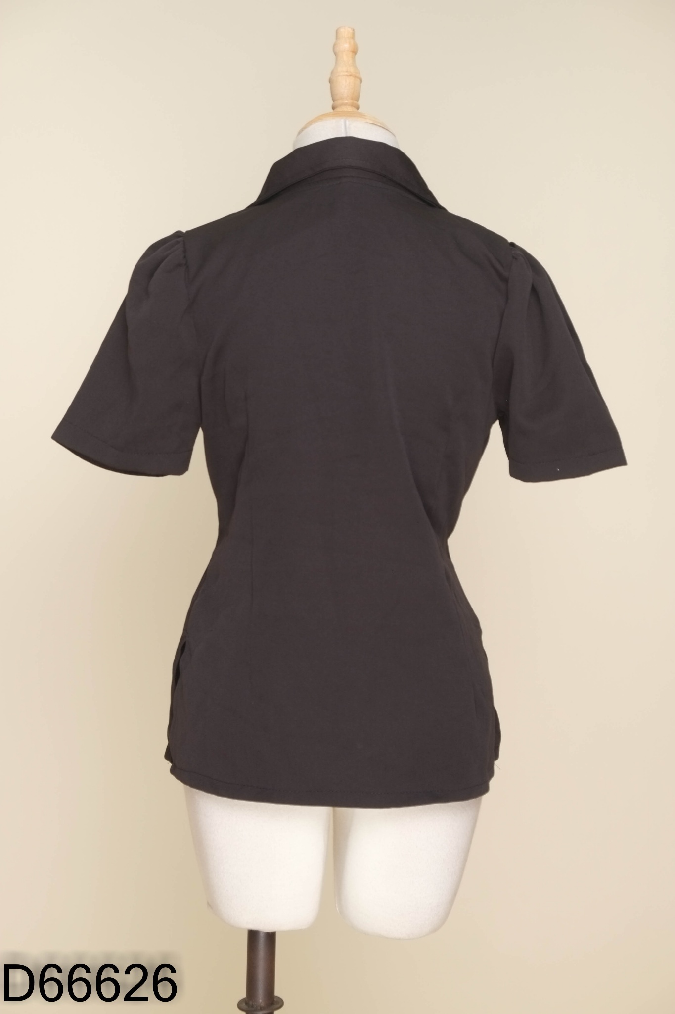 Áo đen cổ vest