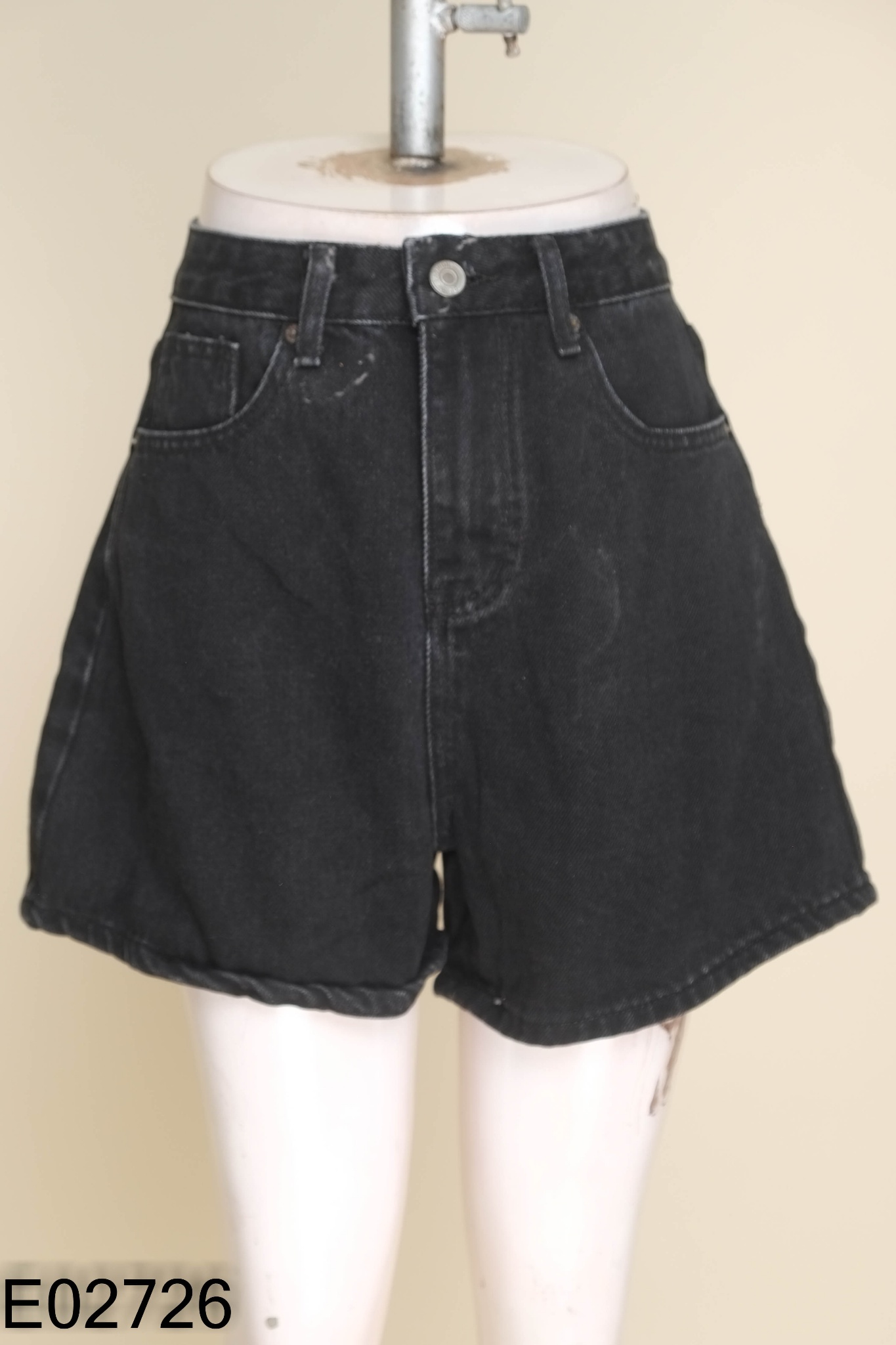 Quần shorts jeans đen