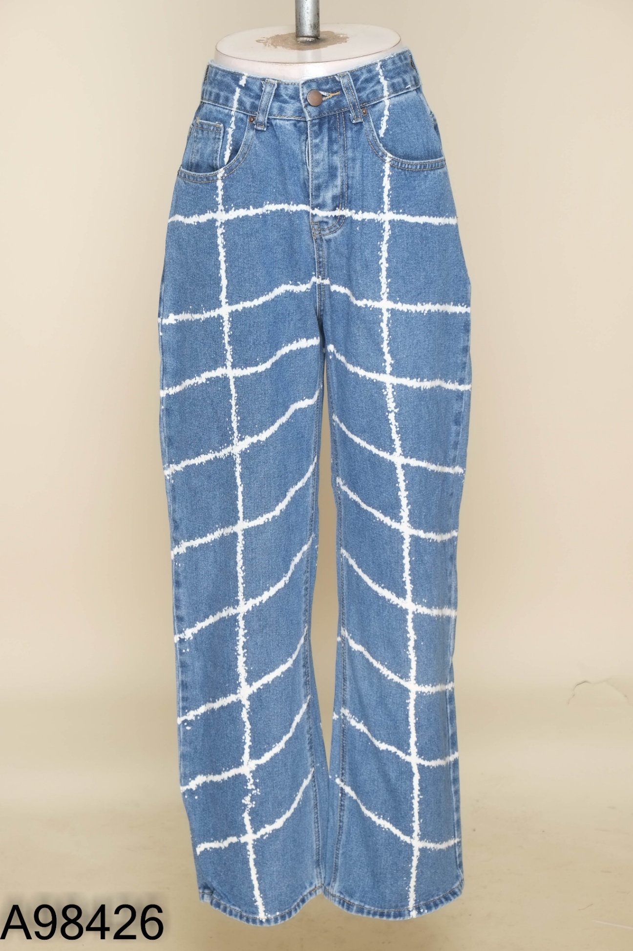 Quần jeans xanh kẻ trắng