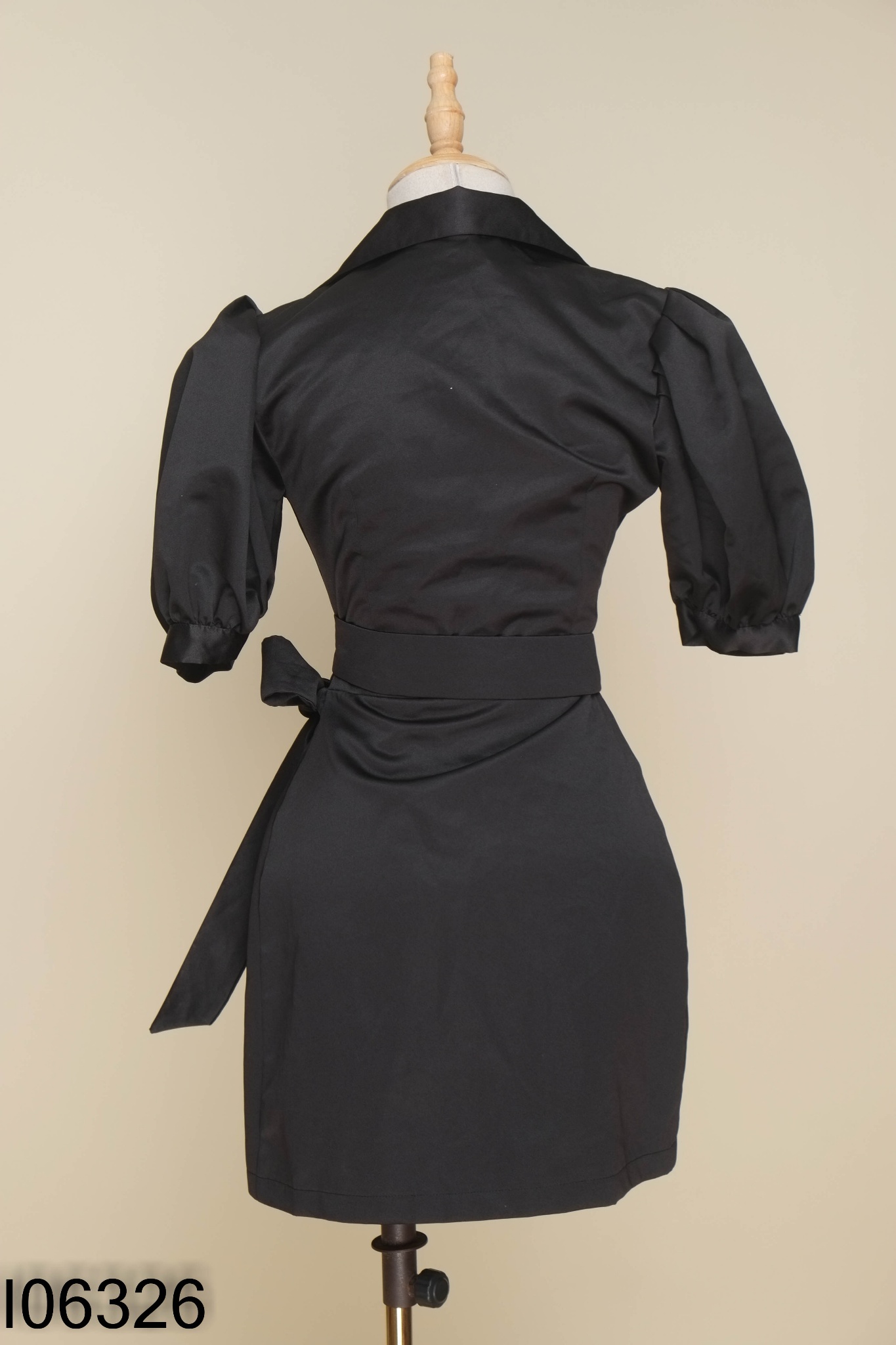 Váy taffta đen cổ vest