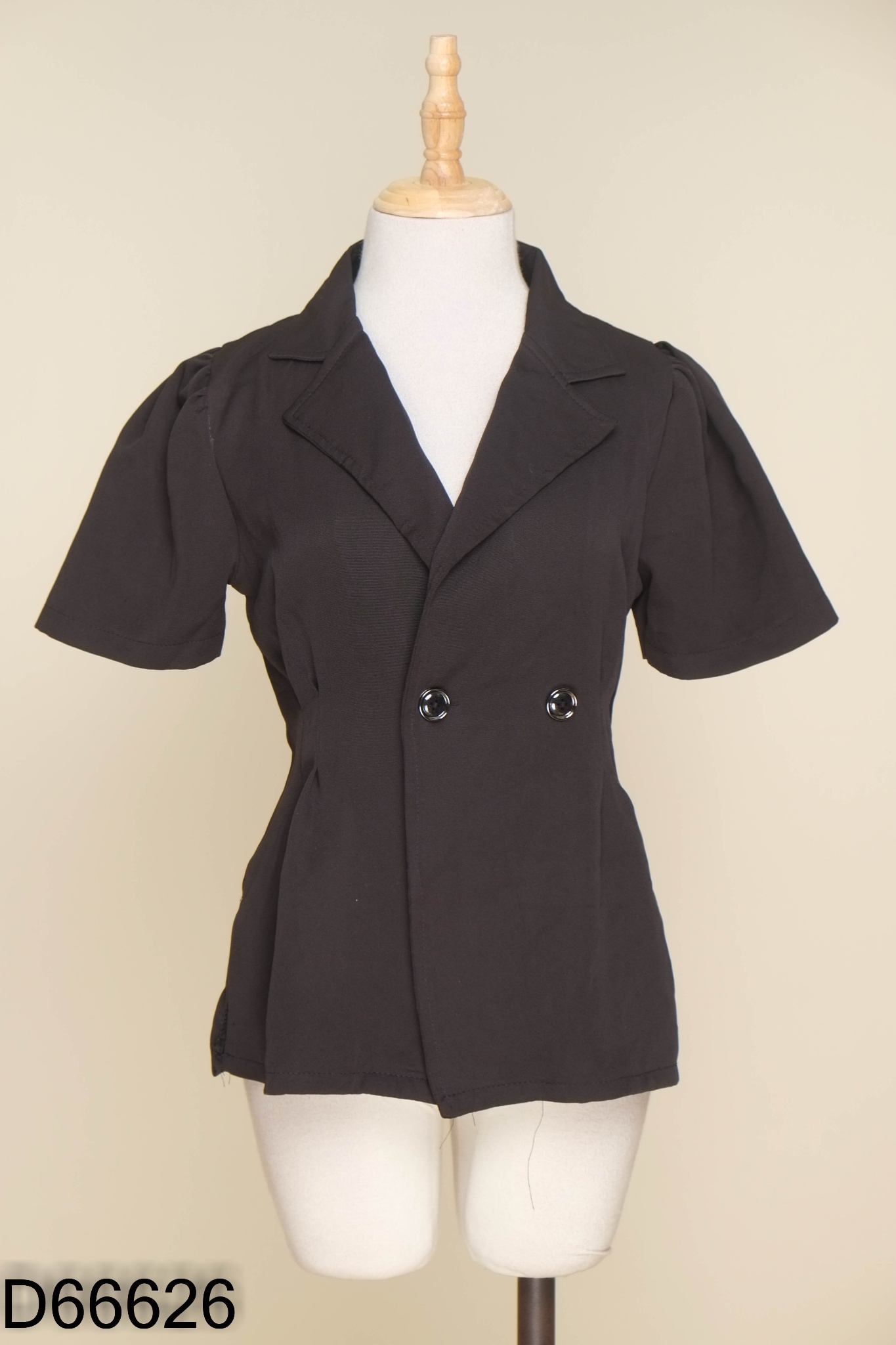 Áo đen cổ vest